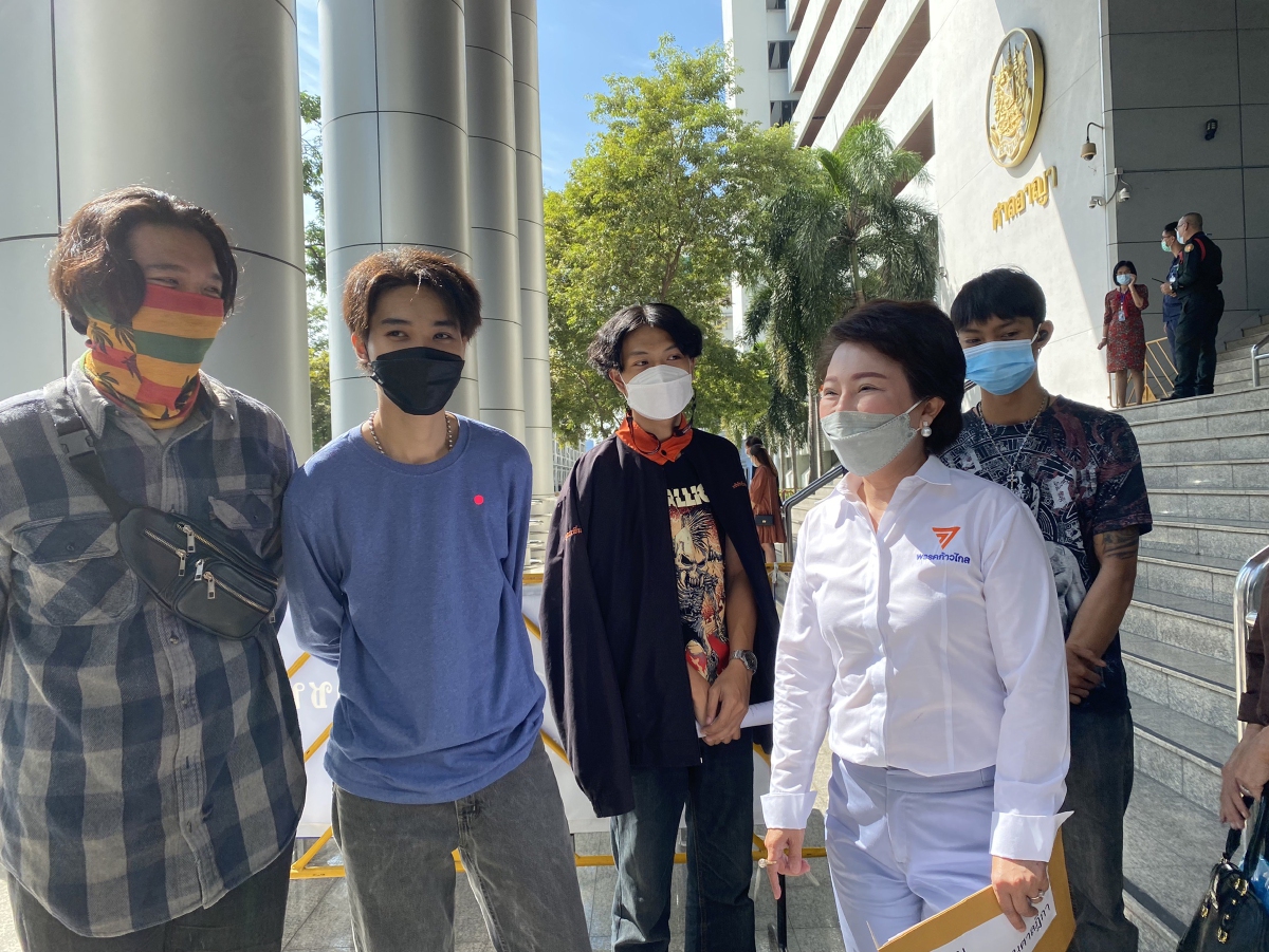 "ส.ส.ก้าวไกล"  ใช้ตำแหน่งยื่นประกัน "5 แกนนำราษฎร" คดี ม.112