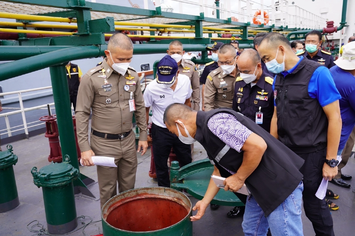ผบ.ตร.ลุยเอง บุกจับเรือ "น้ำมันเถื่อน" บรรทุกดีเซล 1.2 ล้านลิตร กลางอ่าวไทย