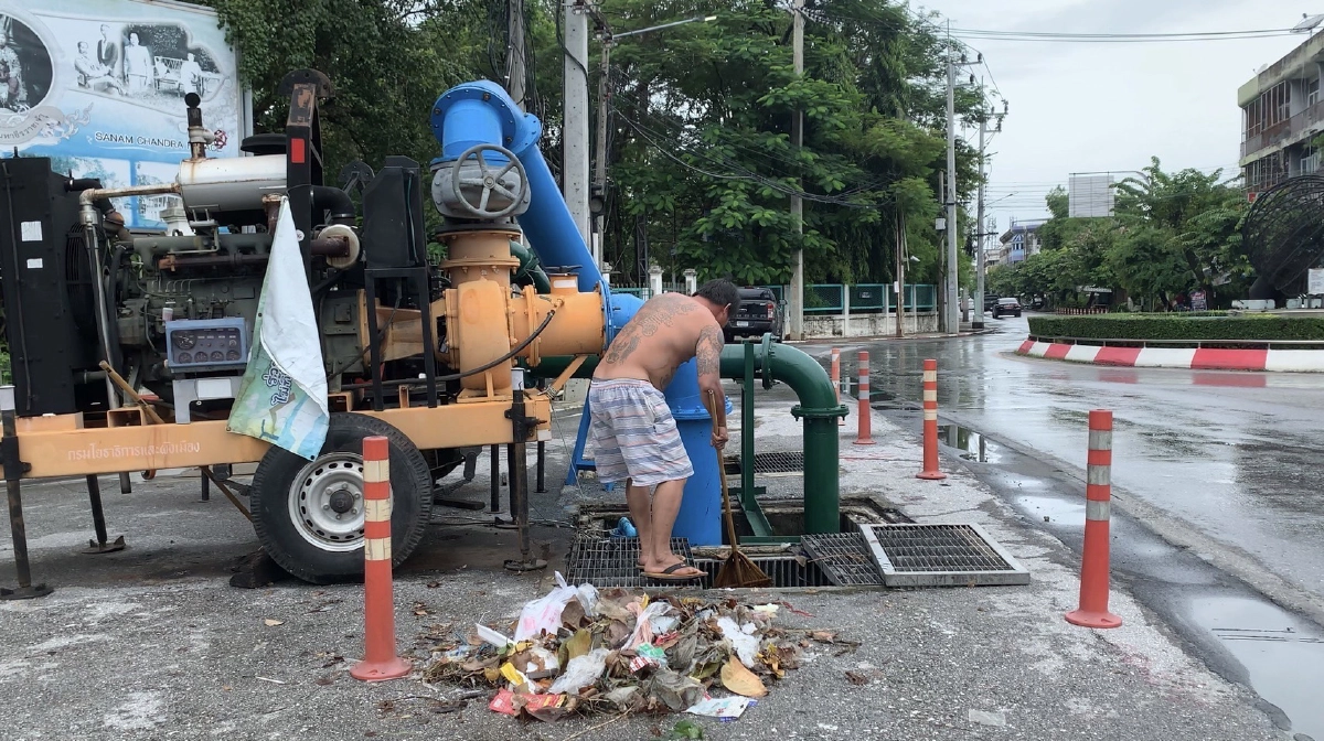 "นครปฐม" น้ำลดแล้ว จัดทีมเร่งสูบออก คาดสถานการณ์ดีขึ้นหากฝนไม่ตกเพิ่ม