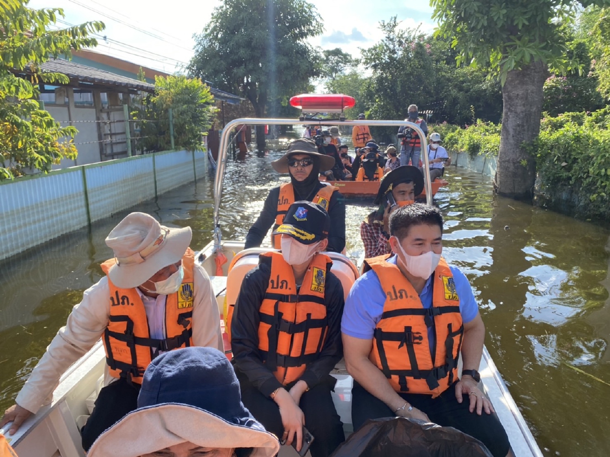 มาแล้ว "ธรรมนัส" ลุยน้ำนำทีมส.ส.พปชร. มอบยาผู้ประสบภัยน้ำท่วม