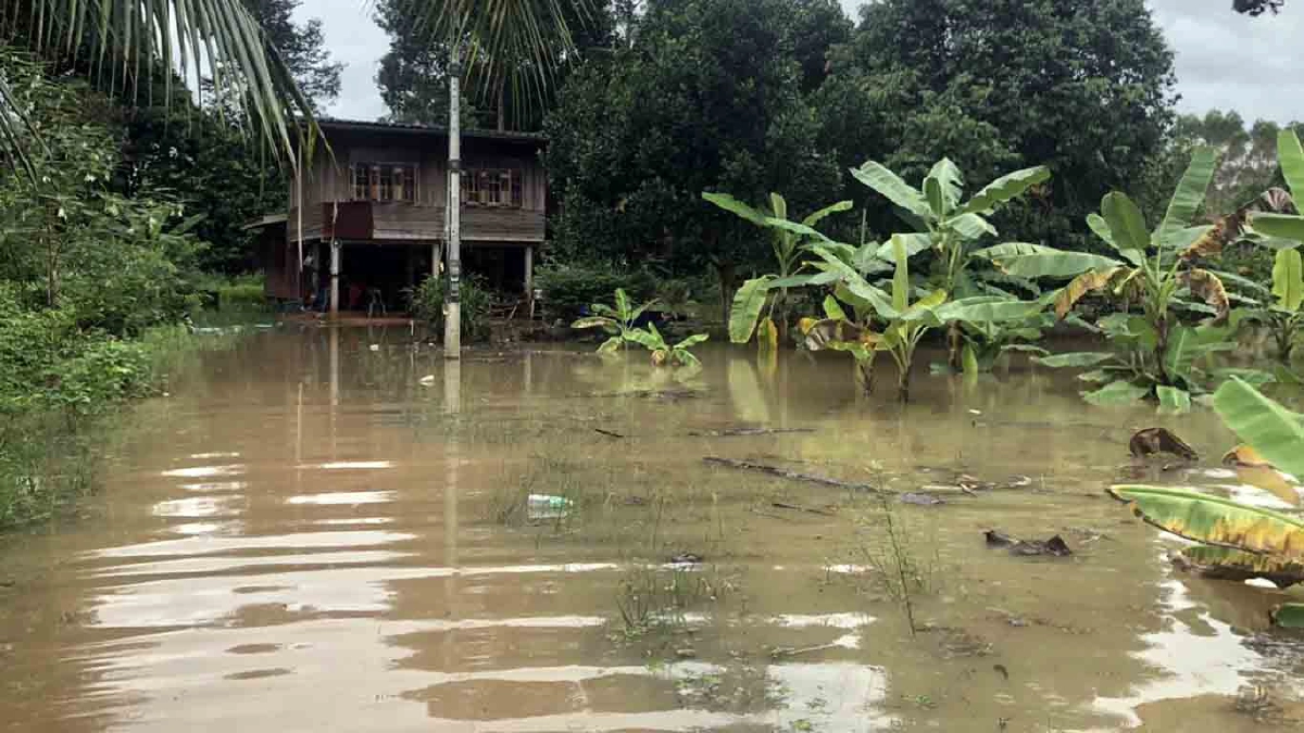 น้ำล้นทะลัก ท่วมหมู่บ้าน 43 ครอบครัว ถนนถูกตัดขาด