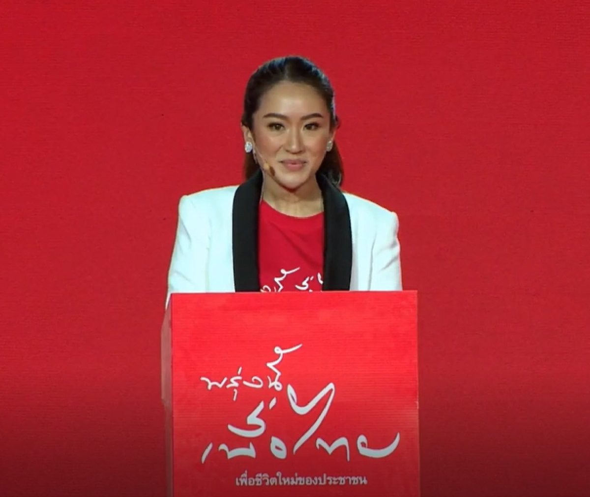 แค่เปิดตัวข้ามวัน "อุ๊งอิ๊ง" ก็เป็นคู่แข่งขัน กับพลเอกประยุทธ์