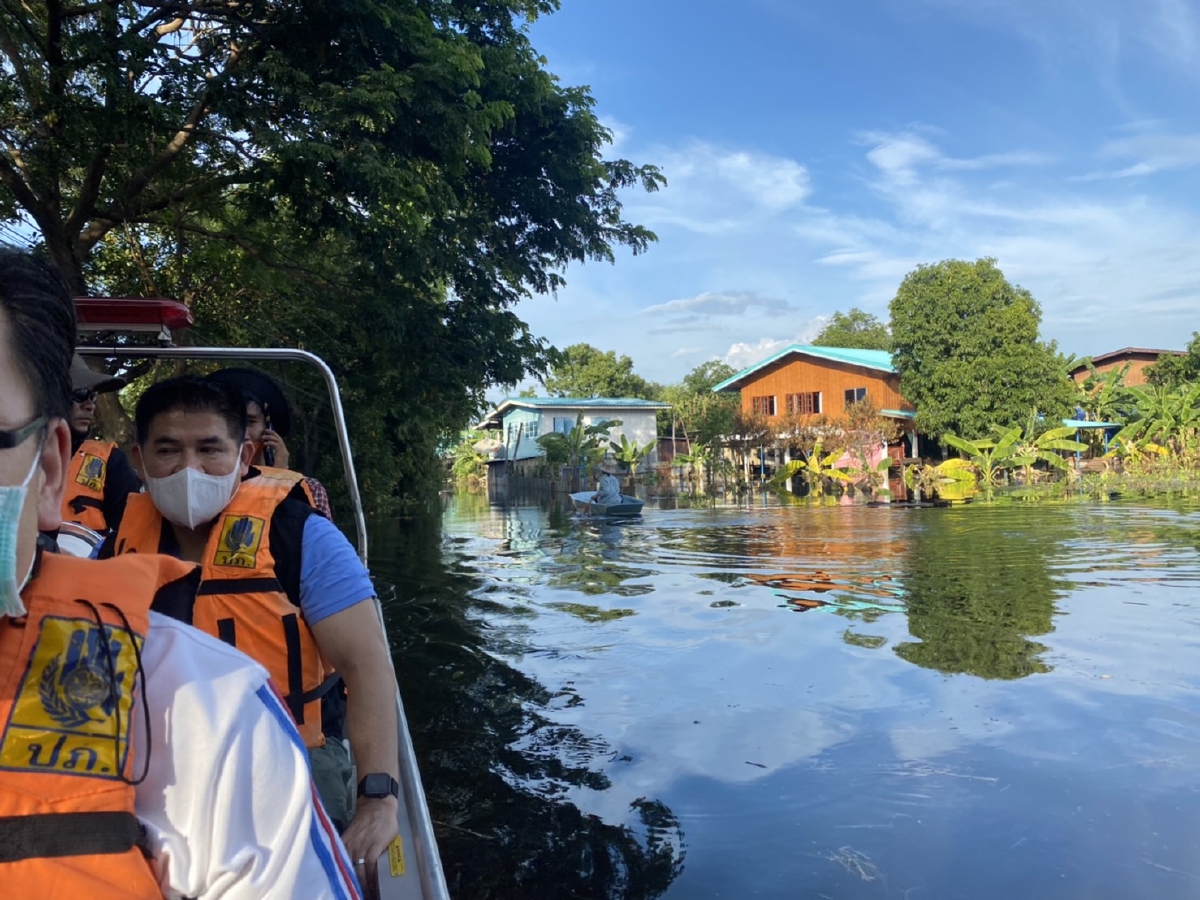 มาแล้ว "ธรรมนัส" ลุยน้ำนำทีมส.ส.พปชร. มอบยาผู้ประสบภัยน้ำท่วม