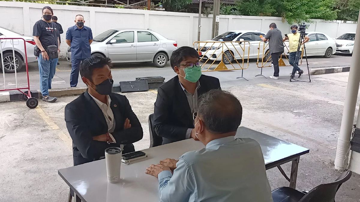 ตำรวจนางเลิ้ง ส่งตัว "ธนาธร" ให้อัยการพิจารณาสั่งฟ้อง ม.112 "ไลฟ์สด" วัคซีน