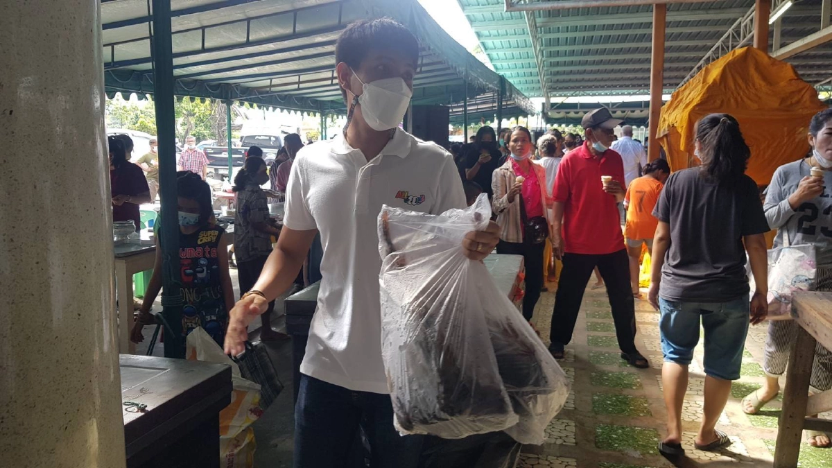 วัดแทบแตก ชาวบ้าน 500 คน แห่รับกุ้งสดตัวใหญ่ ในงาน "กฐิน" (มีคลิป)