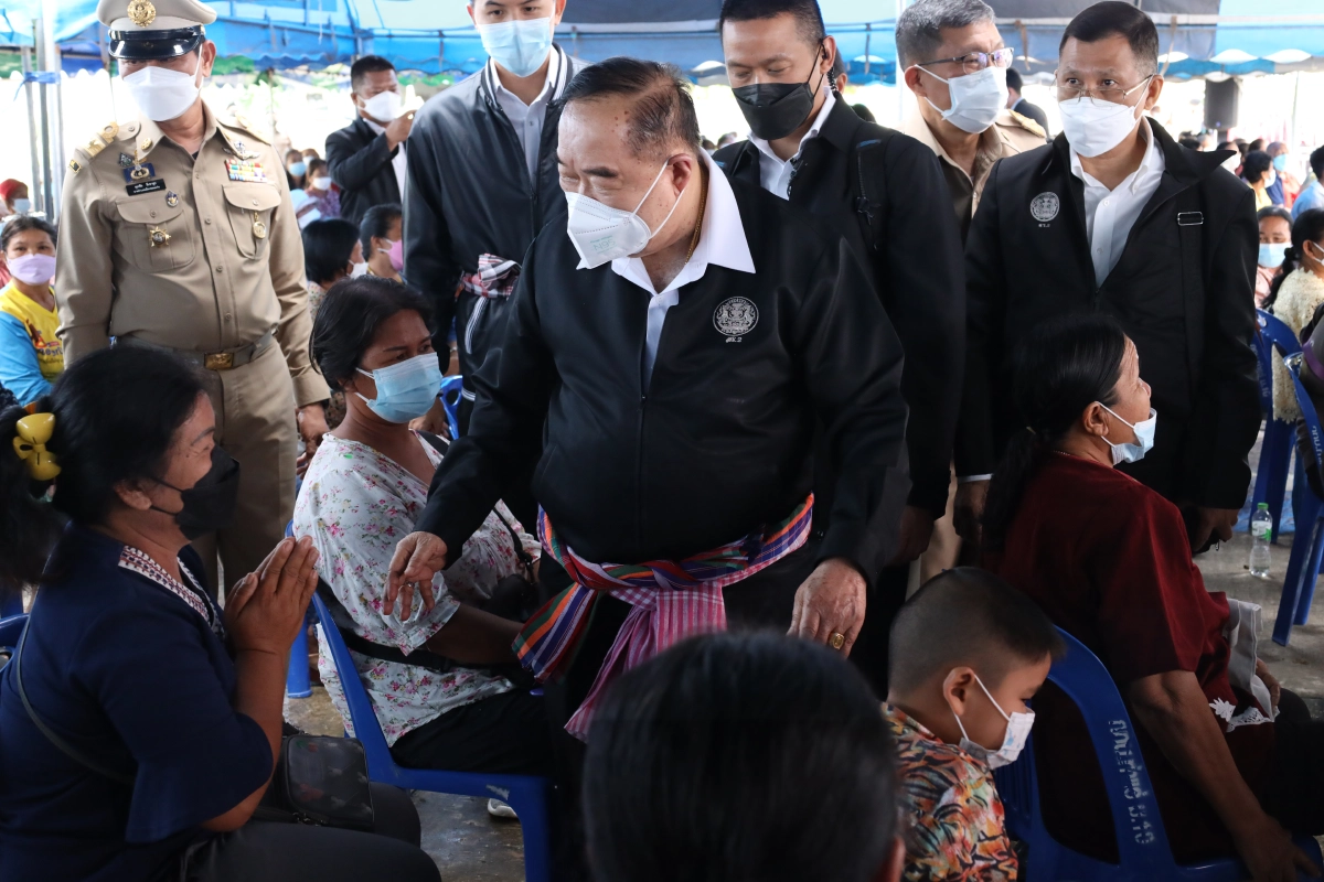 ปะทะวุ่น "บิ๊กป้อม" ลงขอนแก่นแก้ปัญหาน้ำอีสาน  ย้ำรัฐไม่ทิ้งใครไว้ข้างหลัง