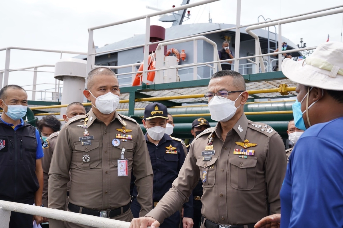 ผบ.ตร.ลุยเอง บุกจับเรือ "น้ำมันเถื่อน" บรรทุกดีเซล 1.2 ล้านลิตร กลางอ่าวไทย