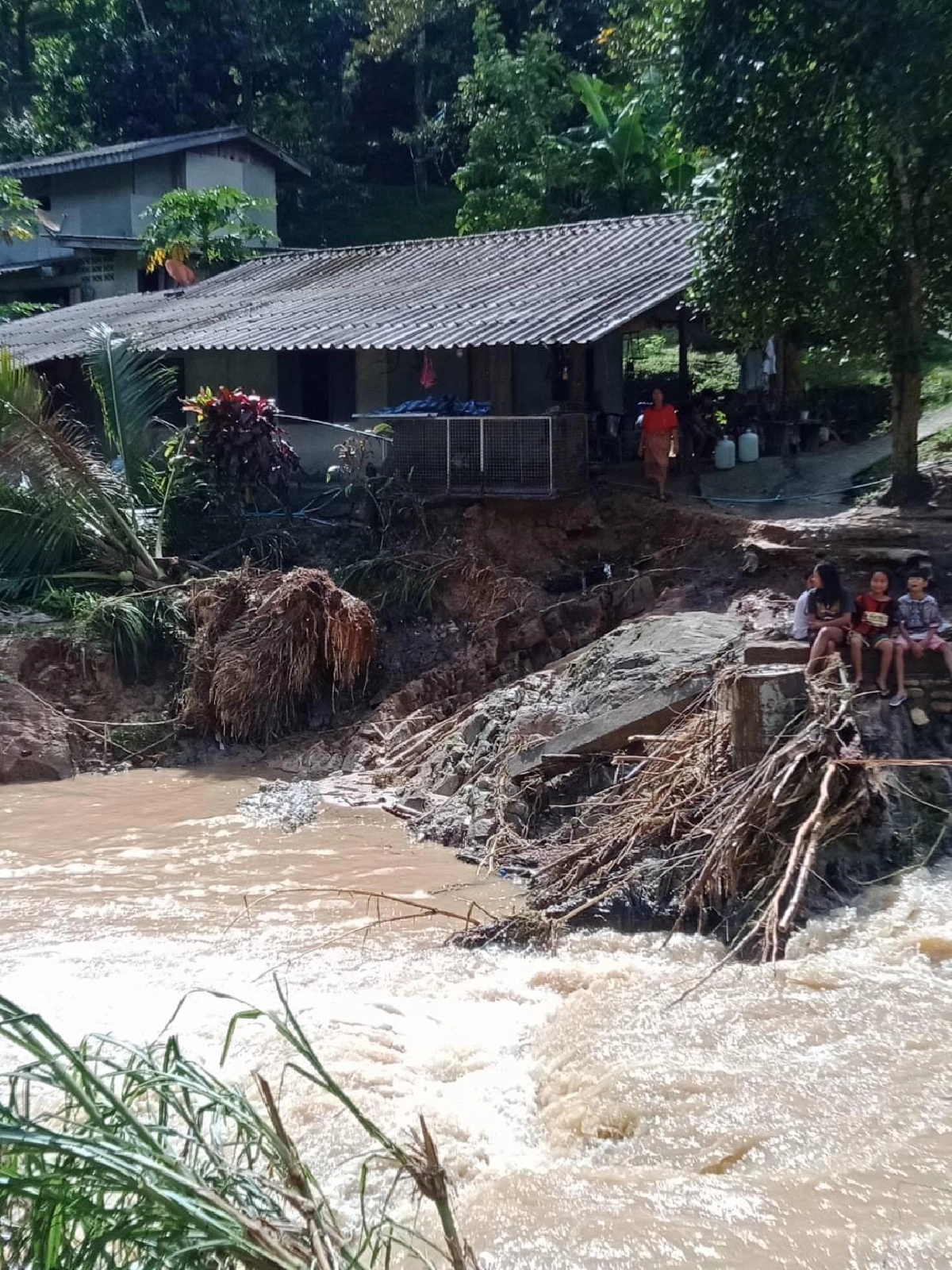 เร่งช่วยเหลือ เส้นทาง "น้ำป่าไหลหลาก" ดินสไลด์ อำเภอธารโต จังหวัดยะลา