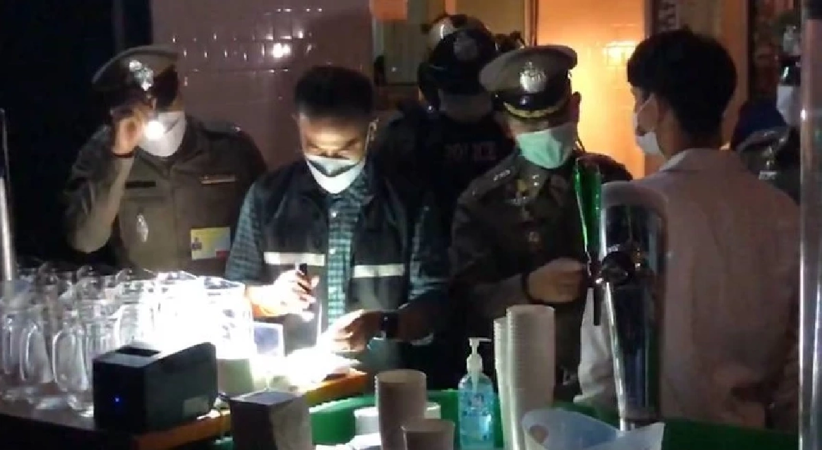 ผกก.ปทุมวัน ลุยเอง "จับผับ" กลางห้างดัง ปล่อยนักดื่ม ซดเหล้า-เบียร์ เกินเวลา