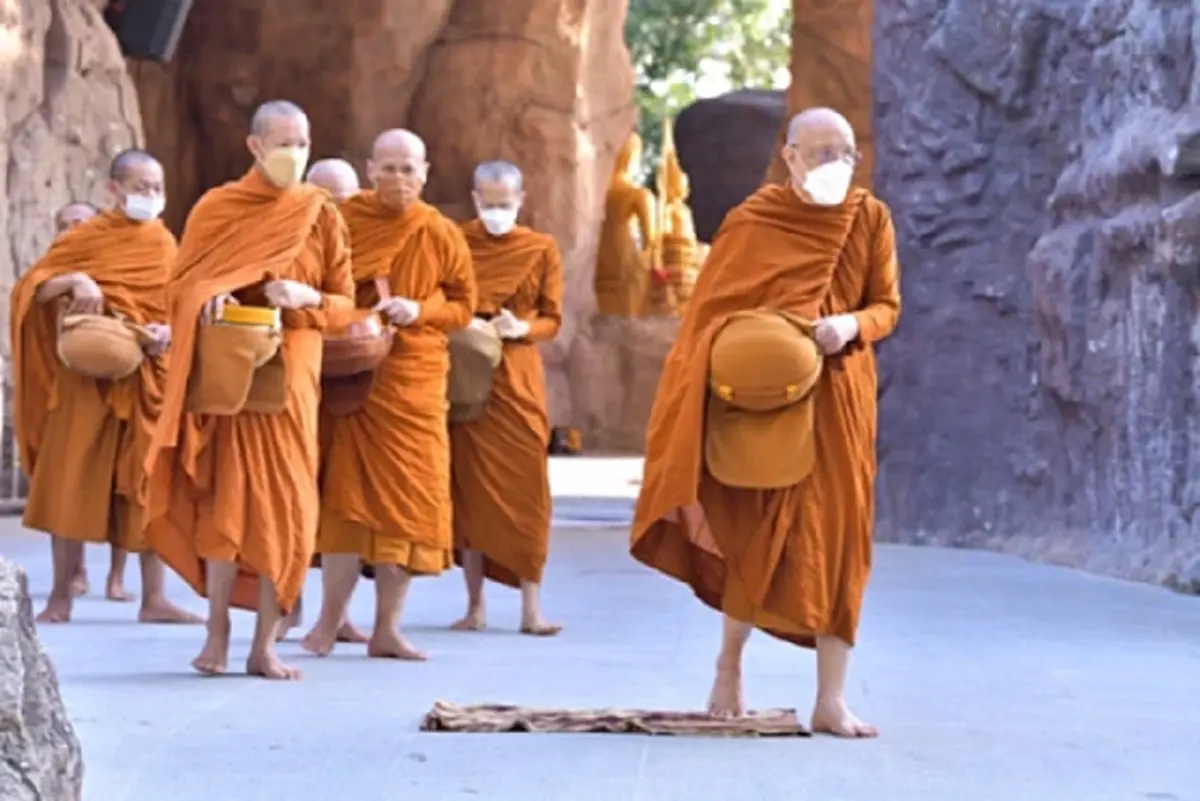 "พระเล็ก" ปรากฏตัวครั้งแรก  เข้ากราบ "หลวงปู่ไดโนเสาร์"  วัดสักกะวัน รปภ.เข้ม