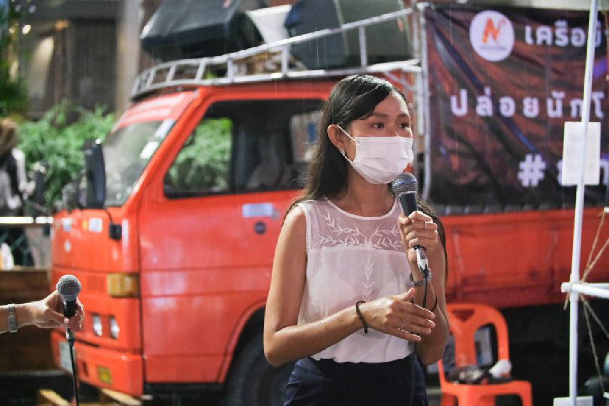 "ลูกเกด ชลธิชา" แกนนำม็อบ  ขอเลื่อน ตร.ส่งตัว พร้อมสำนวน คดี " ม.112" ให้อัยการฯ