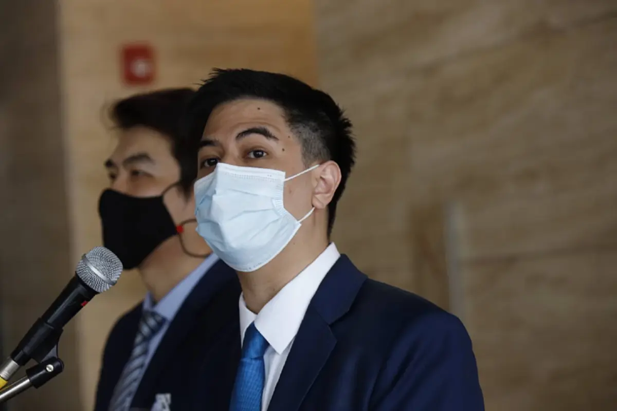 นายพริษฐ์ วัชรสินธุ  หรือ "ไอติม" ในฐานะแกนนำกลุ่ม Re-Solution