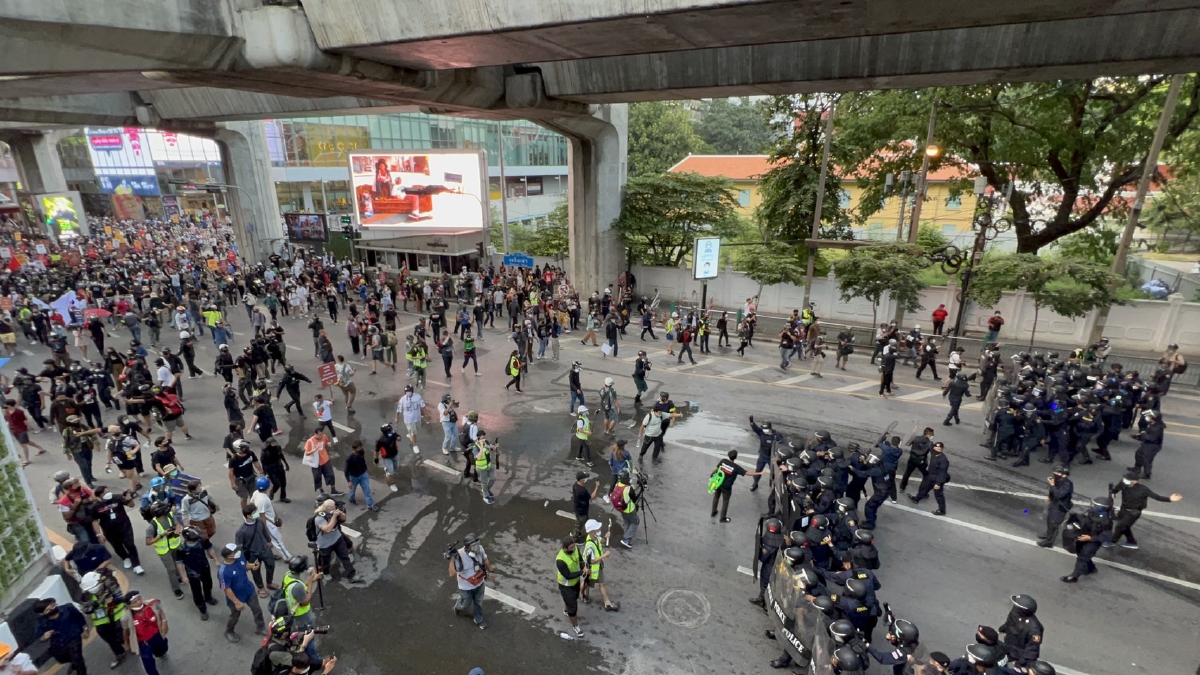 ผู้ชุมนุม "ม็อบ14พฤศจิกา64" ย้ายขบวนจากปทุมวันไปสถานทูตเยอรมัน