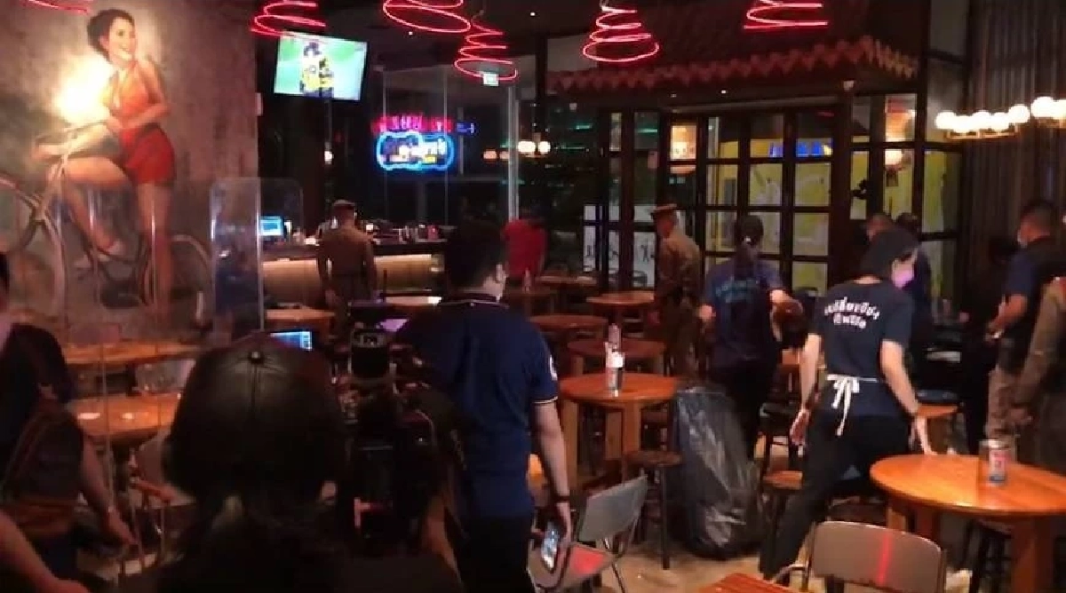 ผกก.ปทุมวัน ลุยเอง "จับผับ" กลางห้างดัง ปล่อยนักดื่ม ซดเหล้า-เบียร์ เกินเวลา