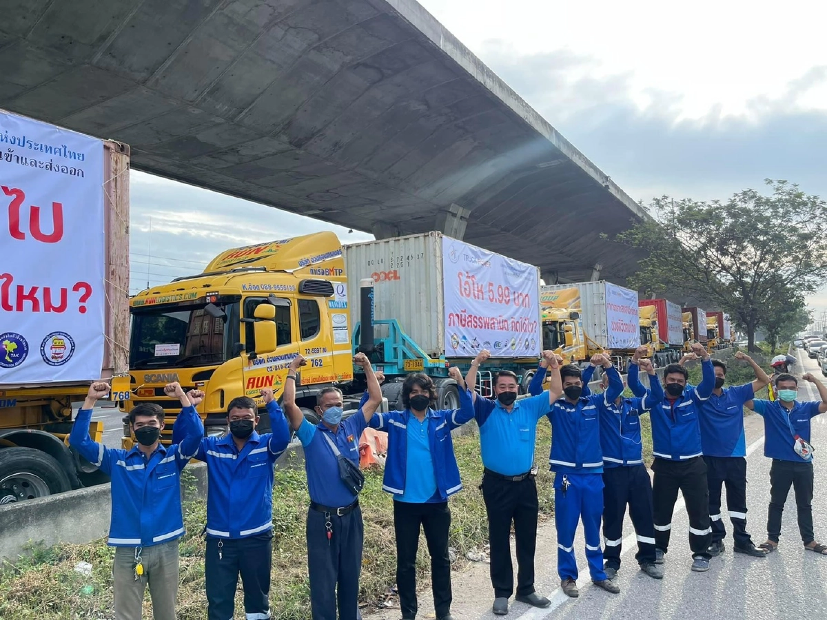 "Truck Power" มาแล้ว จอดพรึบ เต็มถนนบางนา-ตราด เรียกร้องตรึงราคาดีเซล25บาท