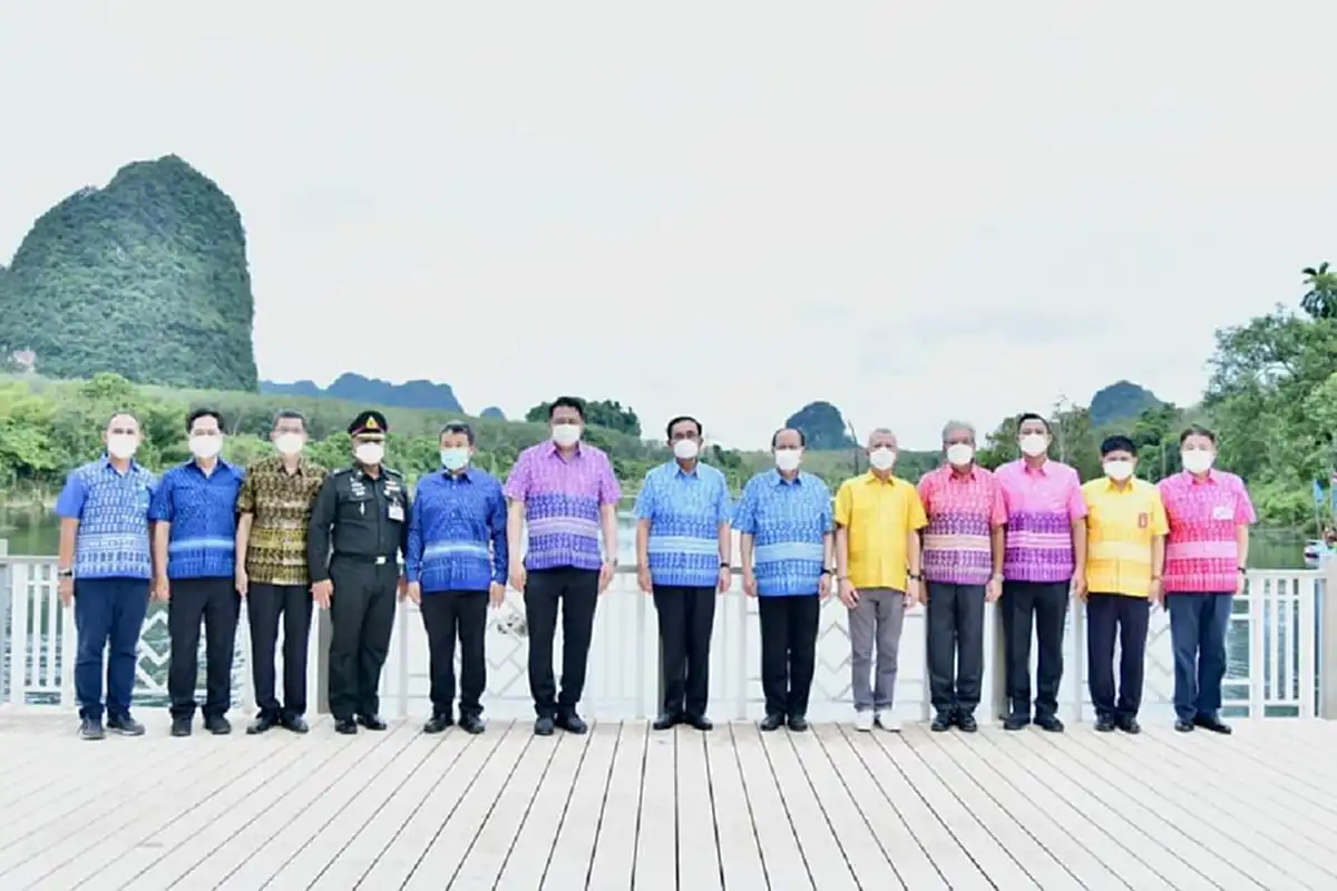 เบื้องหลังเสื้อ"ลุงตู่"ในครม.สัญจร เป็นลายพระราชทาน เจ้าฟ้าสิริวัณณวรีฯ