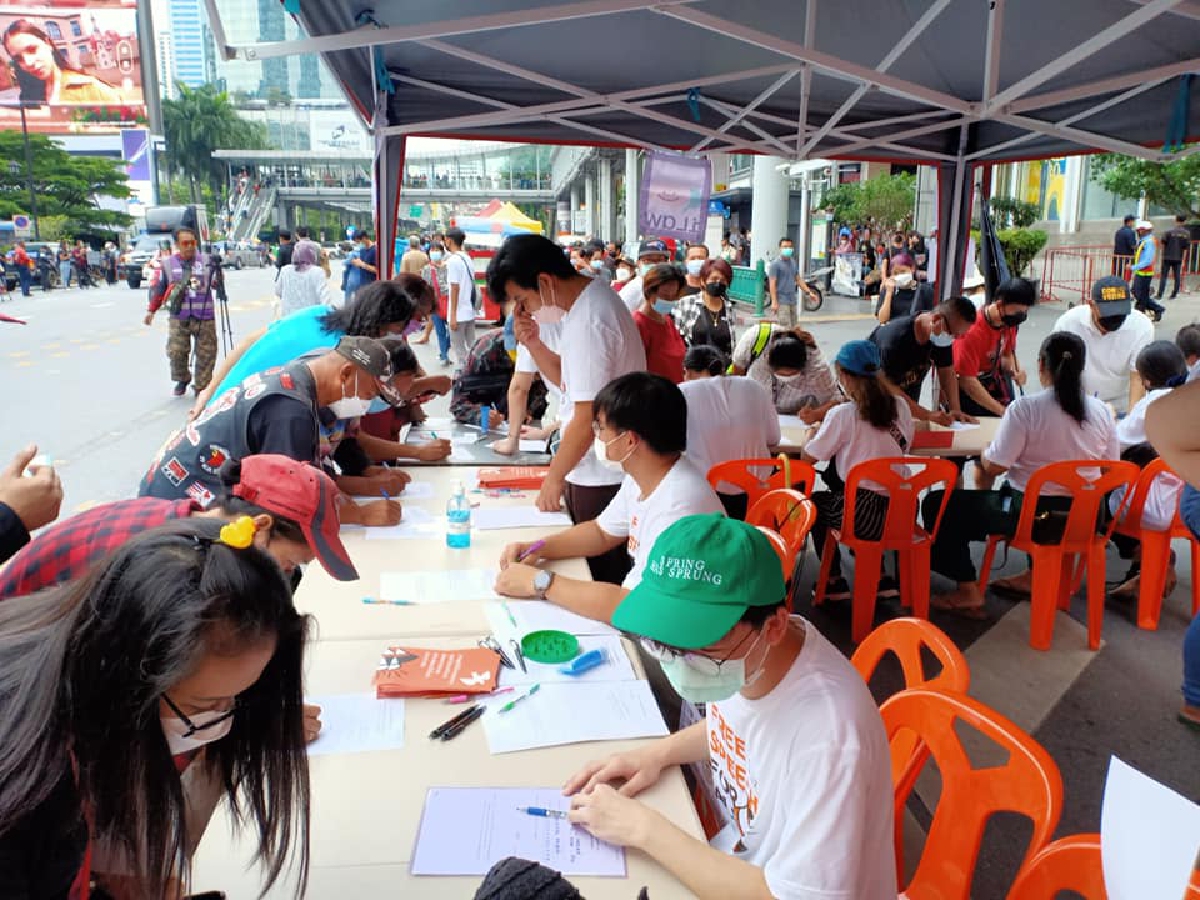 กลุ่มมวลชนพยายามจุดประเด็นล่ารายชื่อเสนอสภาให้แก้กม.มาตรา112 จนพรรคการเมืองฝ่ายค้านออกมารับลูกทันที