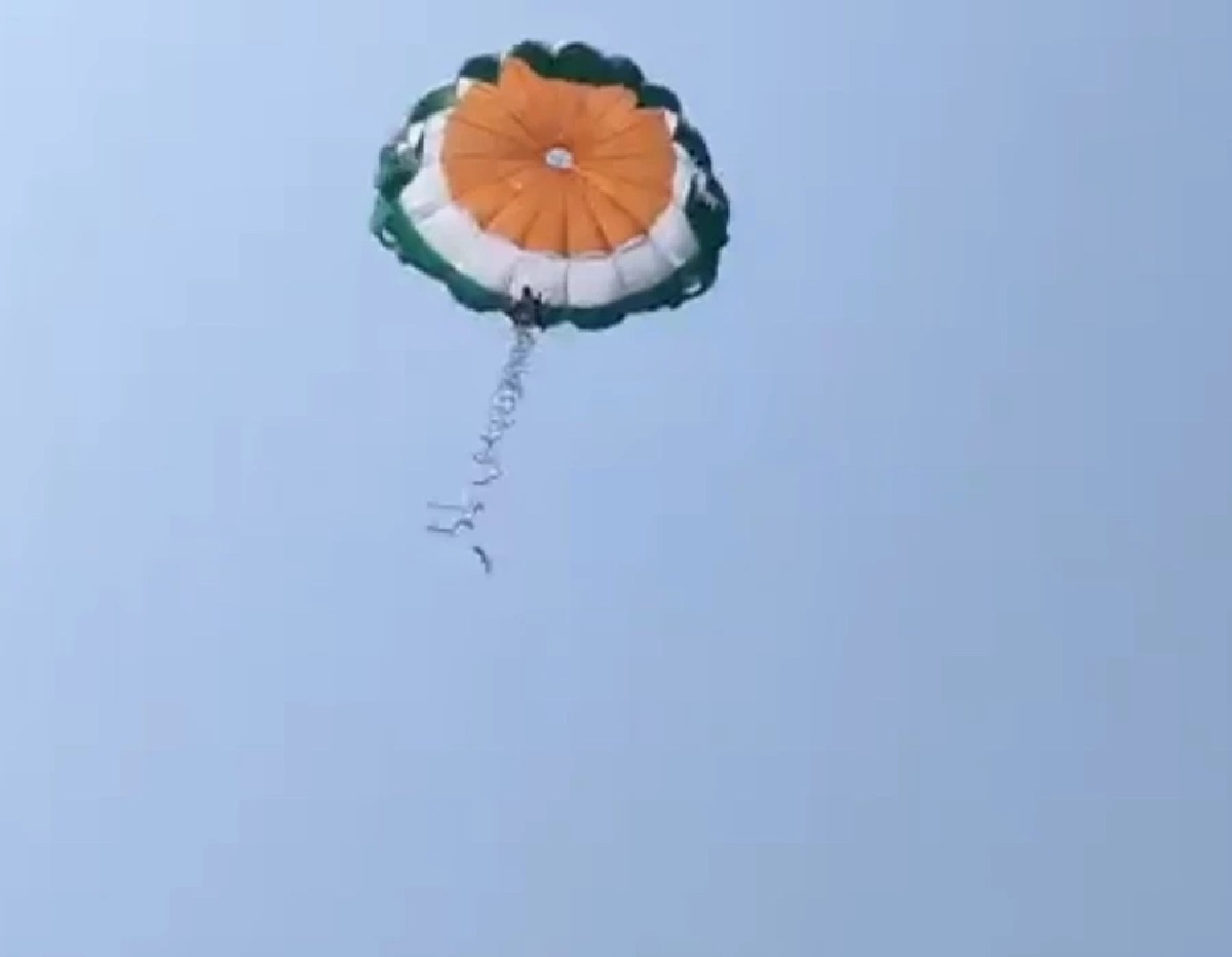 คู่รักช็อกสุดขีด เล่น "พาราเซลลิ่ง" เชือกขาดกลางอากาศเหวี่ยงลงทะเล (คลิป)