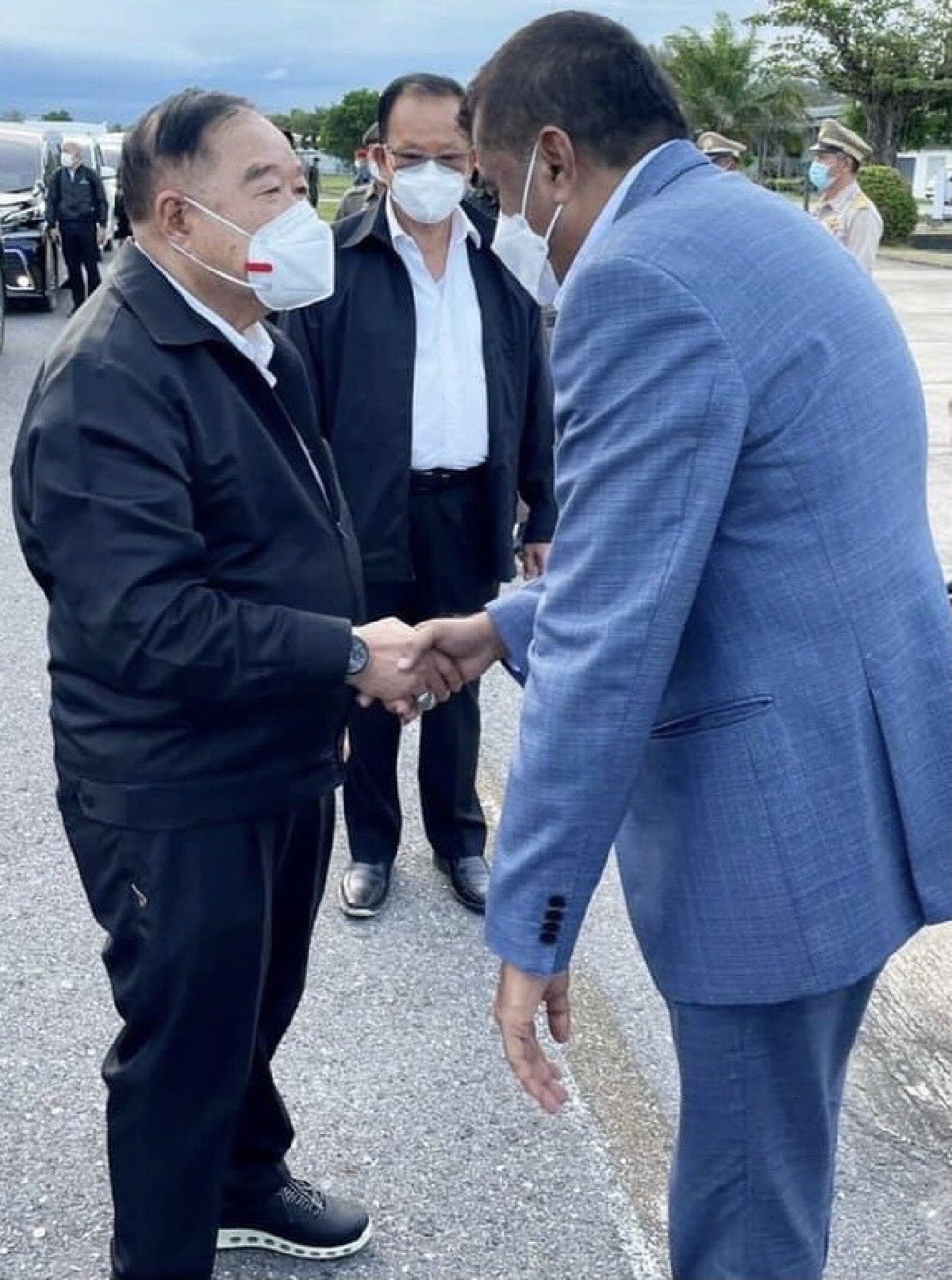 อนุมัติ อาหมัด ให้การต้อนรับ พล.อ.ประวิตร ที่ท่าเรือ อ.เทพา จ.สงขลา