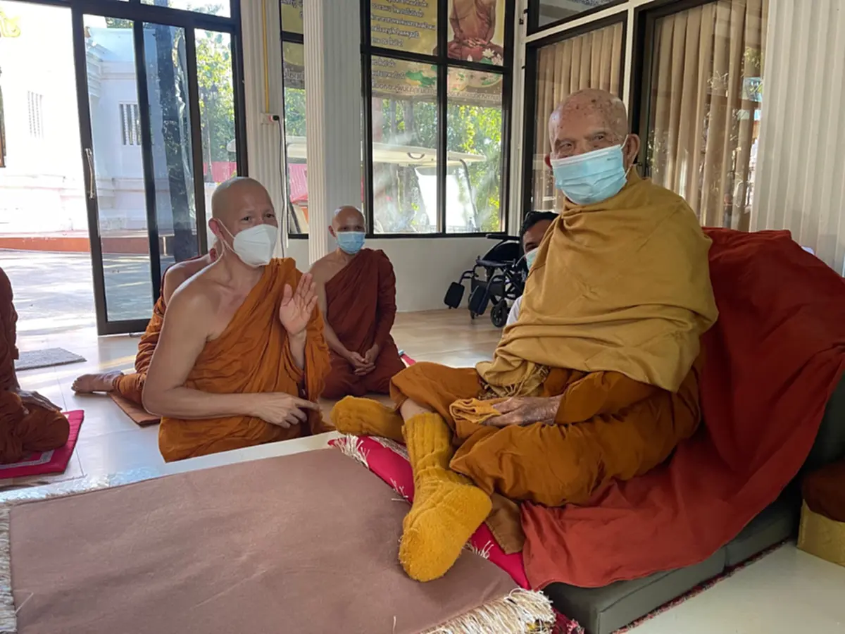 "พระเล็ก" ปรากฏตัวครั้งแรก  เข้ากราบ "หลวงปู่ไดโนเสาร์"  วัดสักกะวัน รปภ.เข้ม