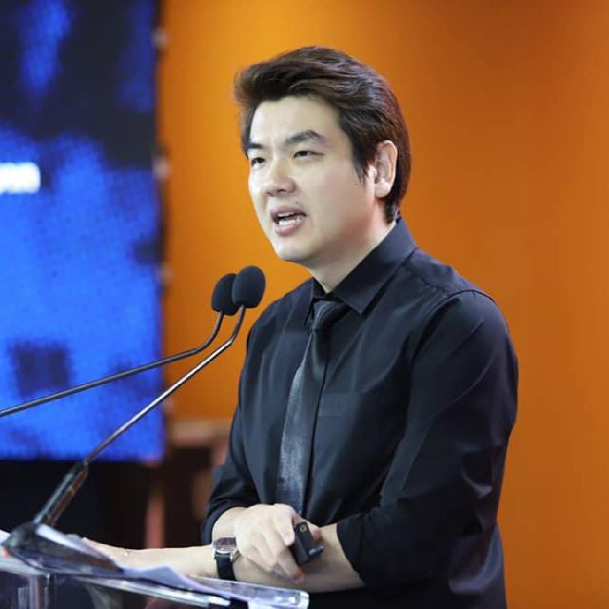 ปิยบุตร แสงกนกกุล อดีตเลขาธิการพรรคอนาคตใหม่ที่ถูกยุบไปแล้ว ผู้พยายามจุดชนวนให้แก้ม.112