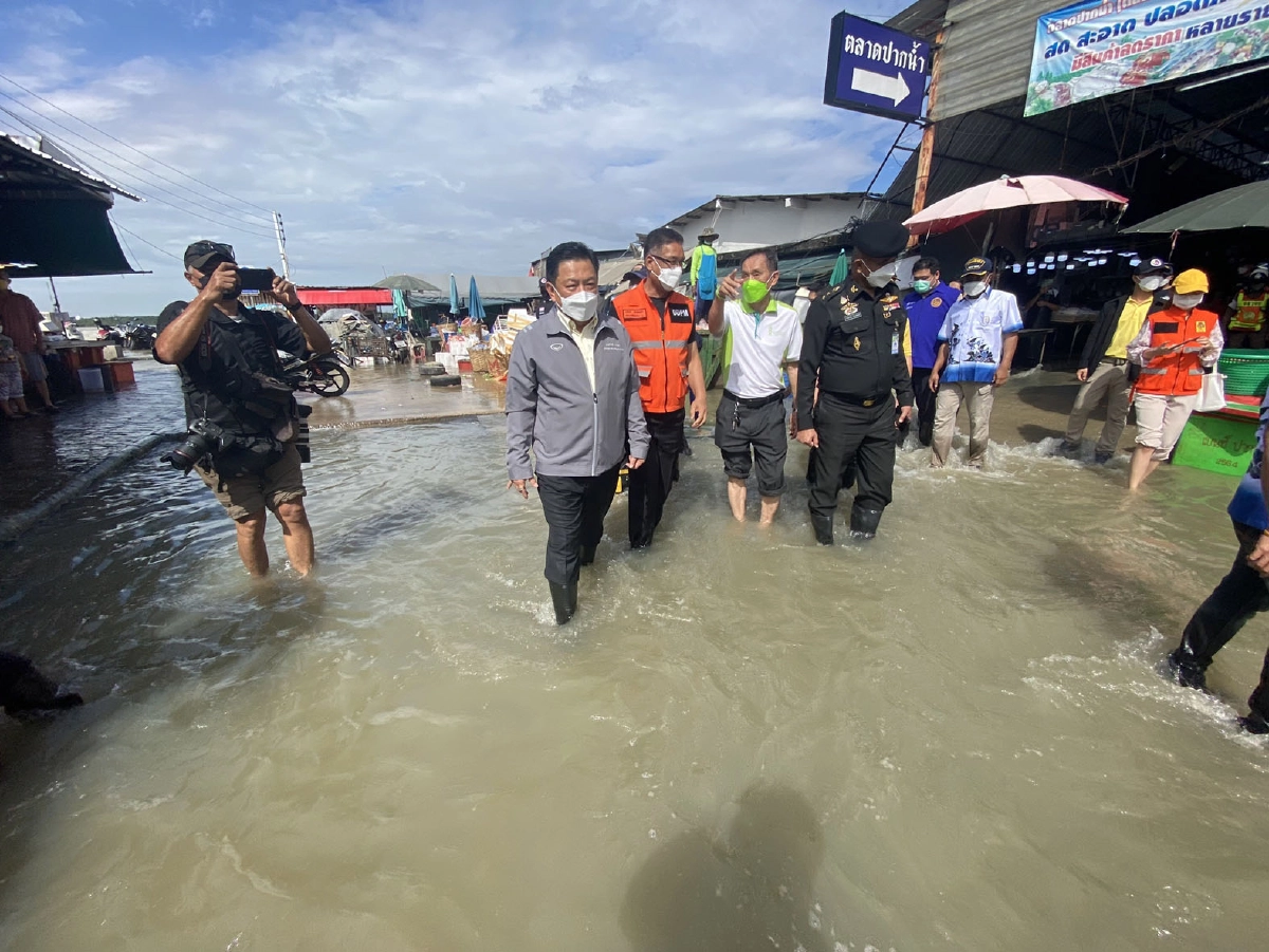 "น้ำทะเลหนุน" วันที่ 2 หลายตลาดท่วม "พ่อเมือง" ลุยน้ำให้กำลังใจพ่อค้าแม่ค้า