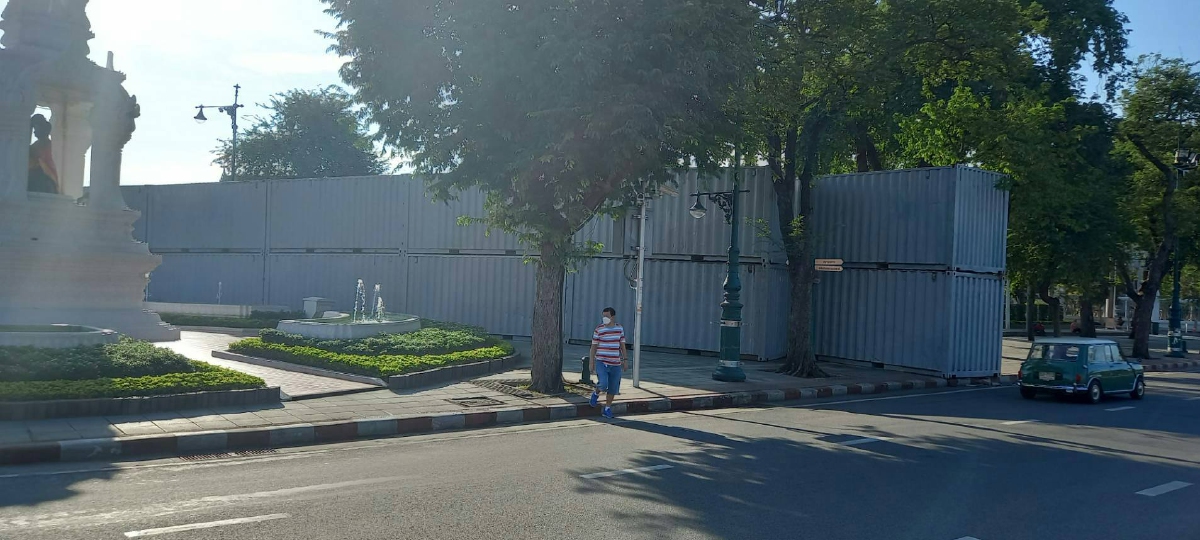 วางตู้คอนเทนเนอร์รอบสนามหลวง รับมือม็อบ 3 นิ้ว ค้านคำวินิจฉัยศาล รธน.