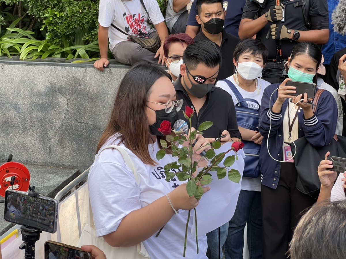 ปนัสยา สิทธิจิรวัฒนกุล หรือ รุ้ง  หนึ่งในสามผู้ถูกร้อง โดยศาลรธน.วินิจฉัยเข้าข่ายล้มล้างการปกครองฯตามมาตรา 49 ของรธน.60