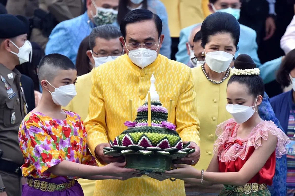 นายกฯ ลอยกระทง อธิษฐานขอพรให้บ้านเมืองปลอดภัย และยืนยันไม่คิดย้ายพรรค