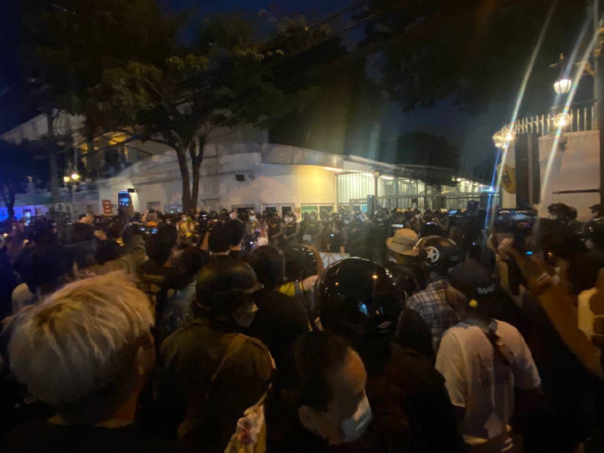 ไทม์ไลน์ “ม็อบ14พฤศจิกา64" จากจุดนัดพบถึงปลายทางที่สถานทูตเยอรมัน