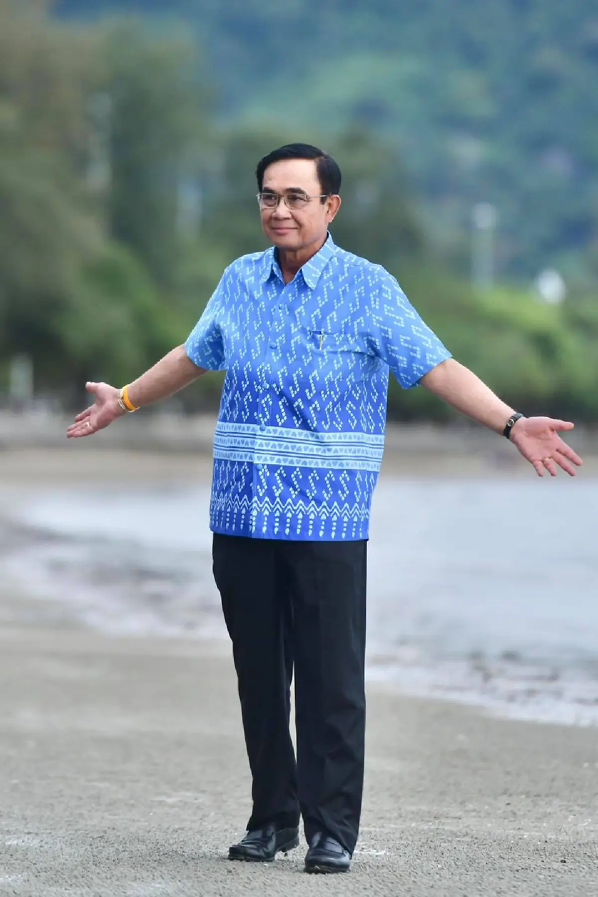 เบื้องหลังเสื้อ"ลุงตู่"ในครม.สัญจร เป็นลายพระราชทาน เจ้าฟ้าสิริวัณณวรีฯ