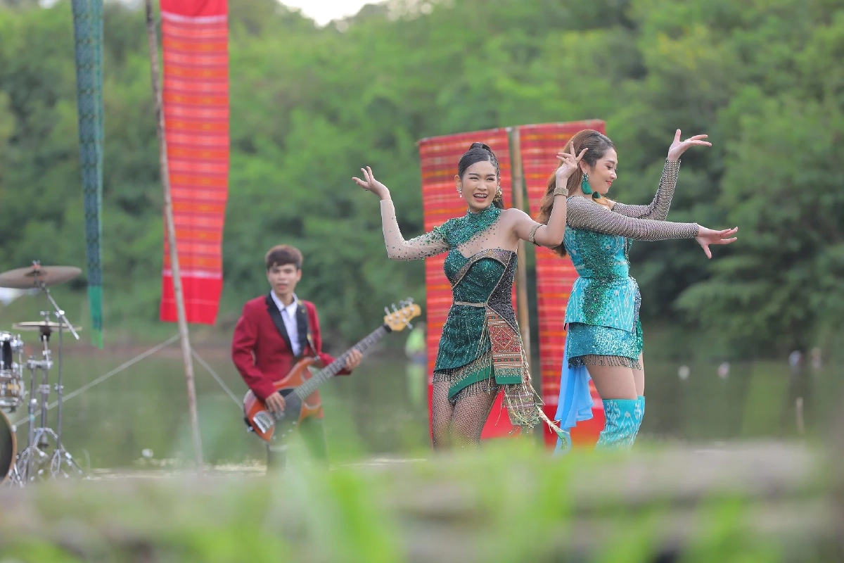 "เบลล์ นิภาดา X แอน อรดี" สวยออร่าจับ ในซิงเกิ้ลปิดอัลบั้ม โอ้ยกะละวาคิดฮอด