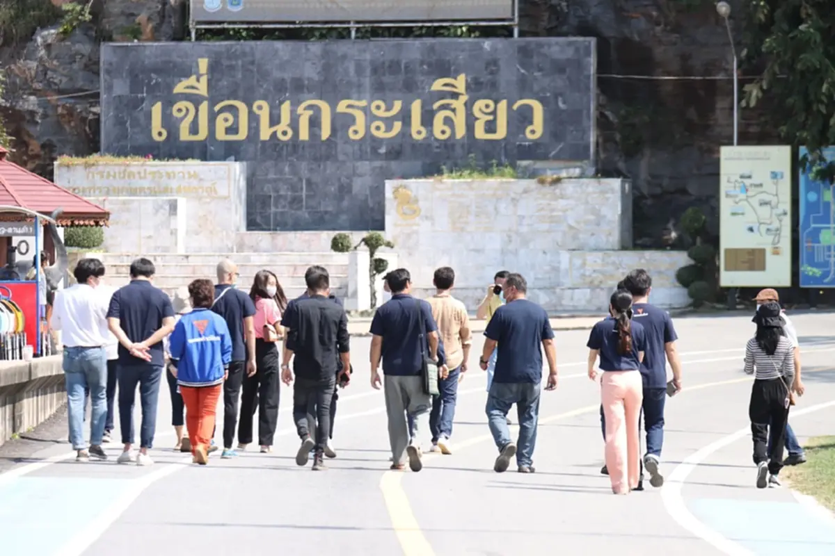 พิธา นำก้าวไกลบุกเมืองขุนช้าง อาสาคืนความยุติธรรม แก้ปัญหาน้ำ-ที่ดิน-อ้อย