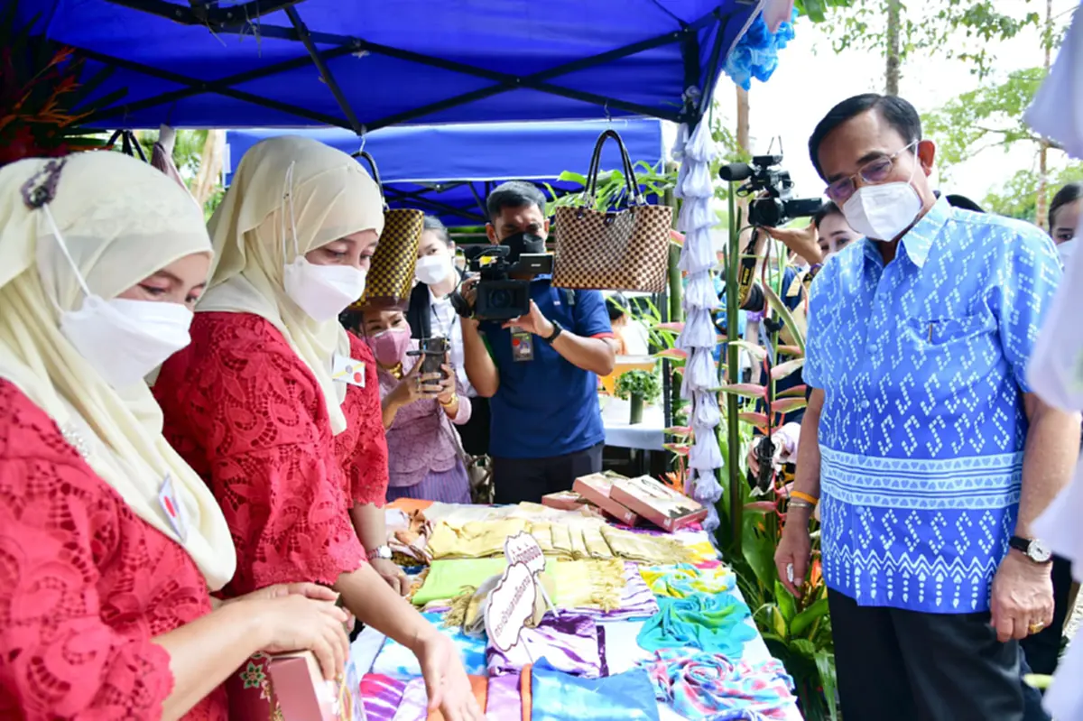 พล.อ.ประยุทธ์ จันทร์โอชา นายกฯ ขณะลงพื้นที่พบปะประชาชนเมื่อวันที่ 15พ.ย.ก่อนประชุมครม.สัญจรวันที่ 16 พ.ย.นี้ 