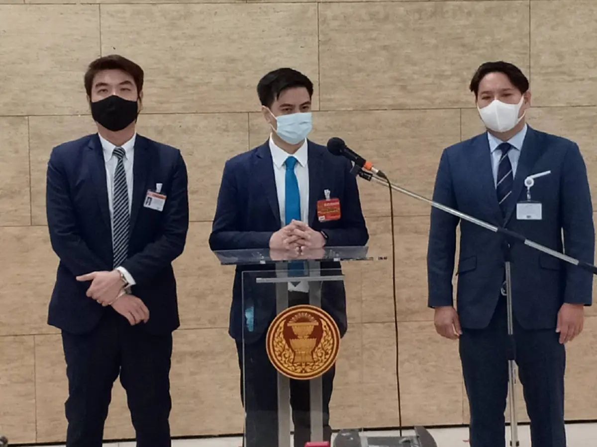 “ปิยบุตร-พริษฐ์” ผนึกกำลังดันร่างรธน.ฉบับมวลชน วอนสภาผ่านวาระแรก