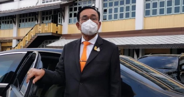 นายกฯ สะดุดบันได หัวโขกประตูรถ บ่นใจไปก่อนเท้า-ไม่ยุบสภา ขออยู่กับลุงป้อม