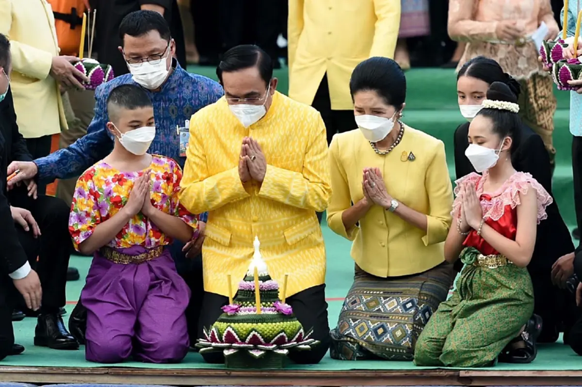 นายกฯ ลอยกระทง อธิษฐานขอพรให้บ้านเมืองปลอดภัย และยืนยันไม่คิดย้ายพรรค