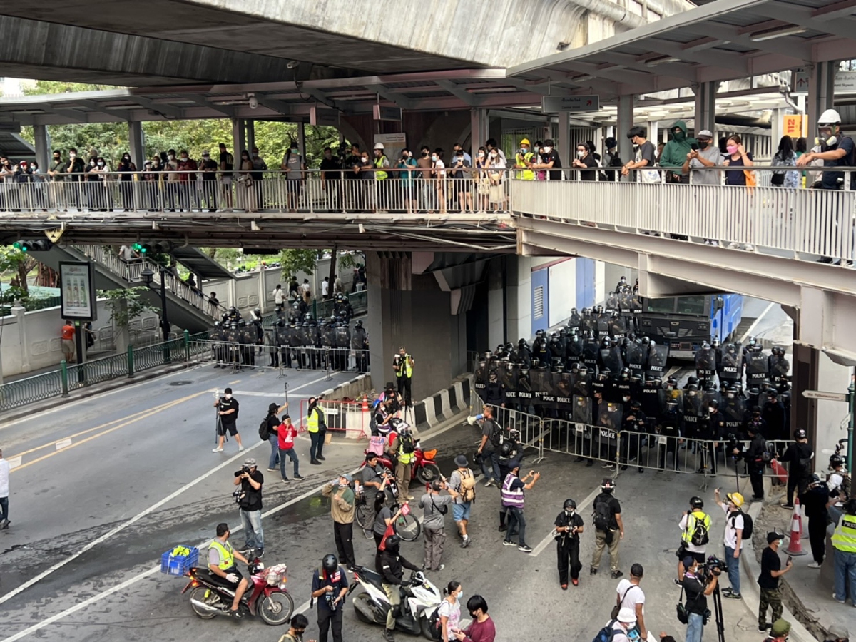 ผู้ชุมนุม "ม็อบ14พฤศจิกา64" ย้ายขบวนจากปทุมวันไปสถานทูตเยอรมัน