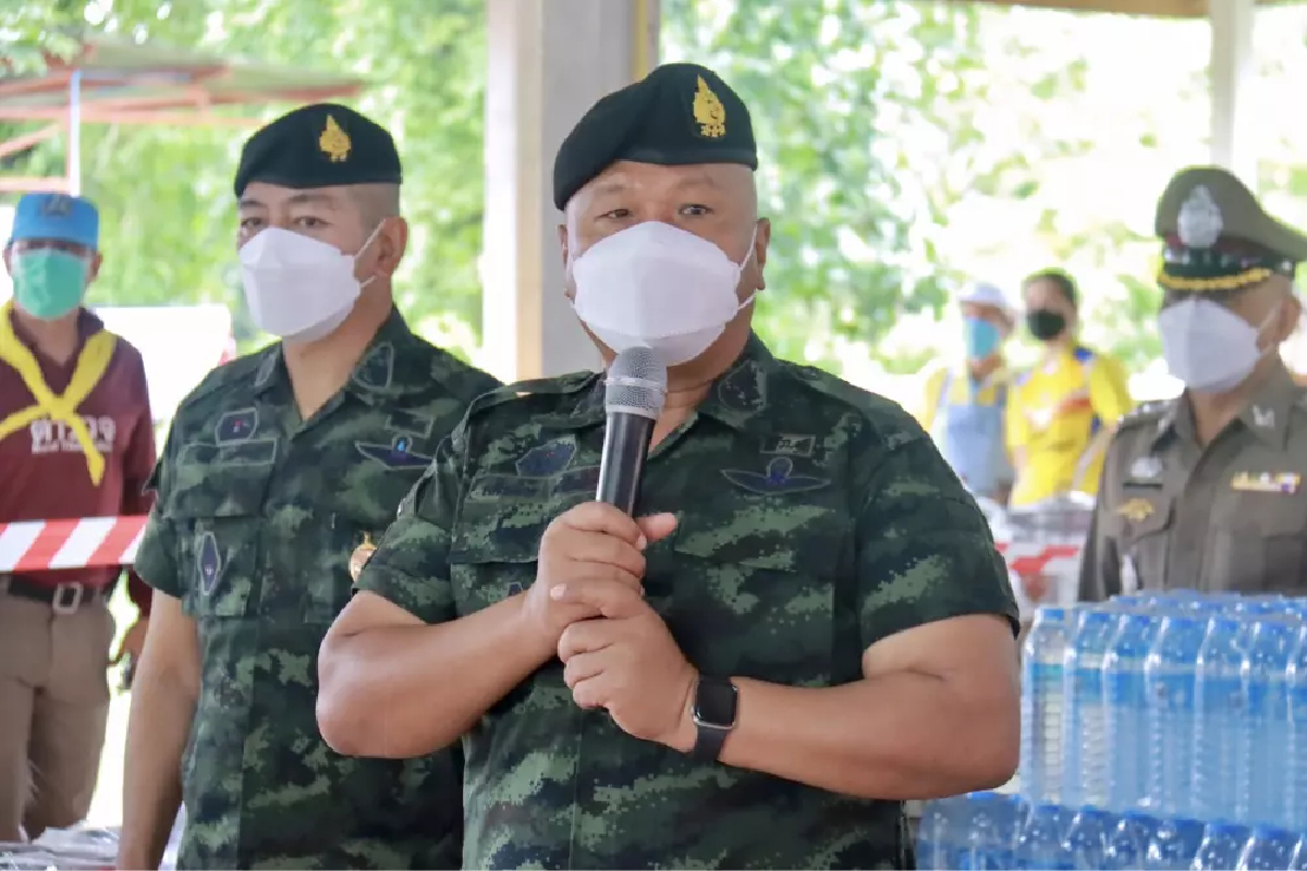 "อนุทิน" ควง "มทภ.4" ลงพื้นที่น้ำท่วมชุมพร เร่งช่วยเหลือประชาชนที่ประสบภัย