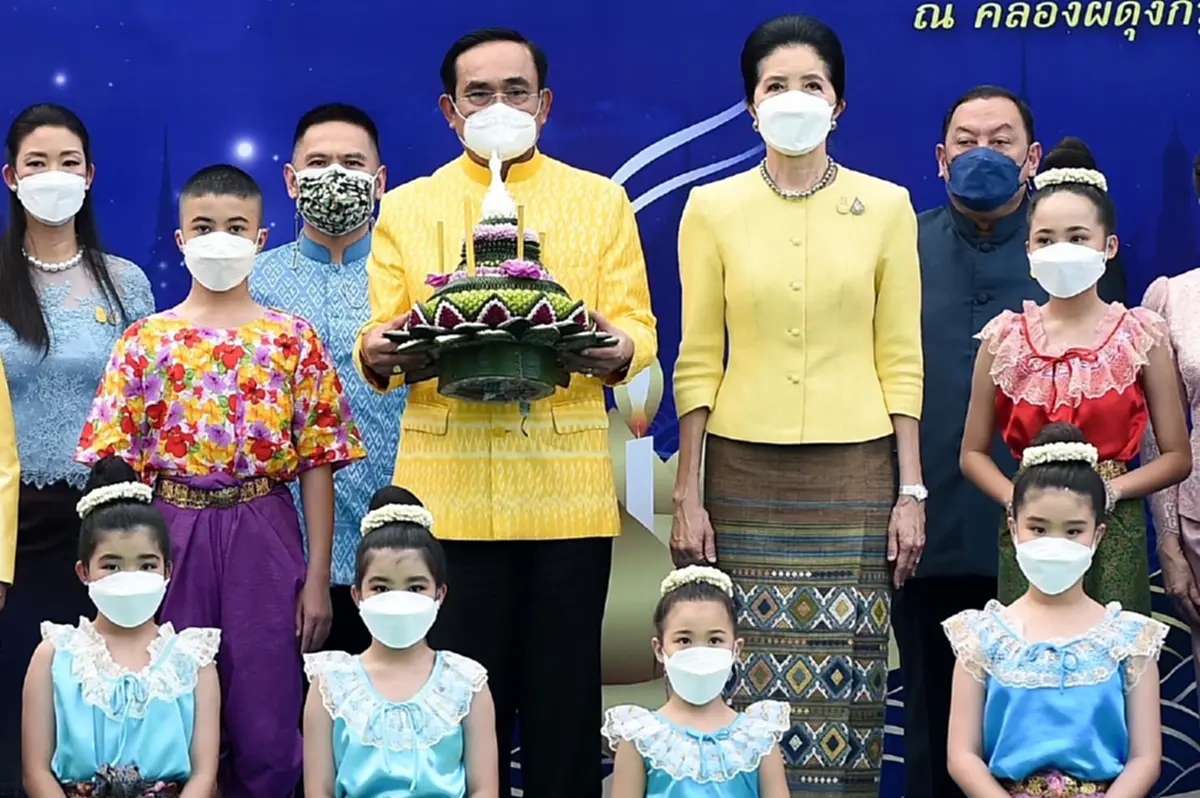 นายกฯ ลอยกระทง อธิษฐานขอพรให้บ้านเมืองปลอดภัย และยืนยันไม่คิดย้ายพรรค