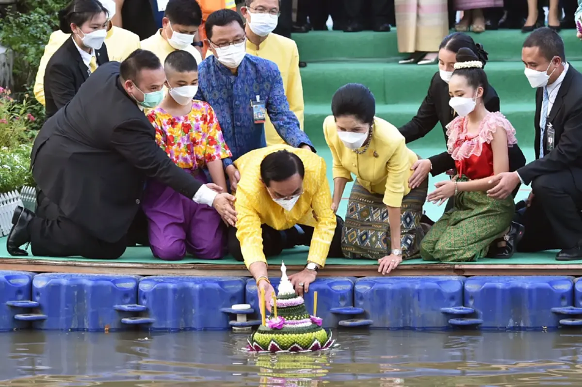 นายกฯ ลอยกระทง อธิษฐานขอพรให้บ้านเมืองปลอดภัย และยืนยันไม่คิดย้ายพรรค
