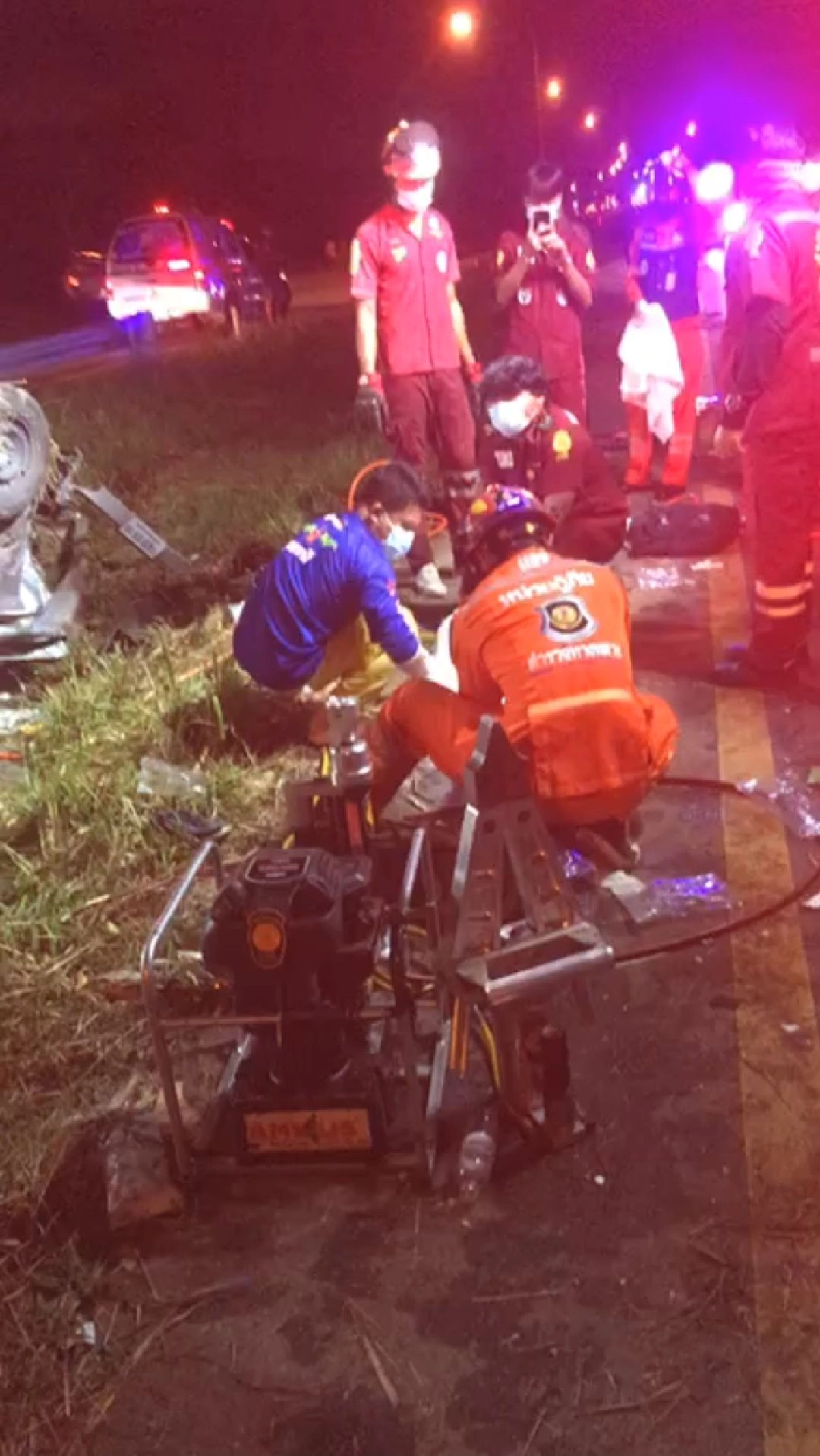 "รถตู้" มุ่งหน้าอุดรฯ ชน "ราวกั้นทาง" พลิกคว่ำตกร่องกลางถนน  ดับ 4 เจ็บ 9