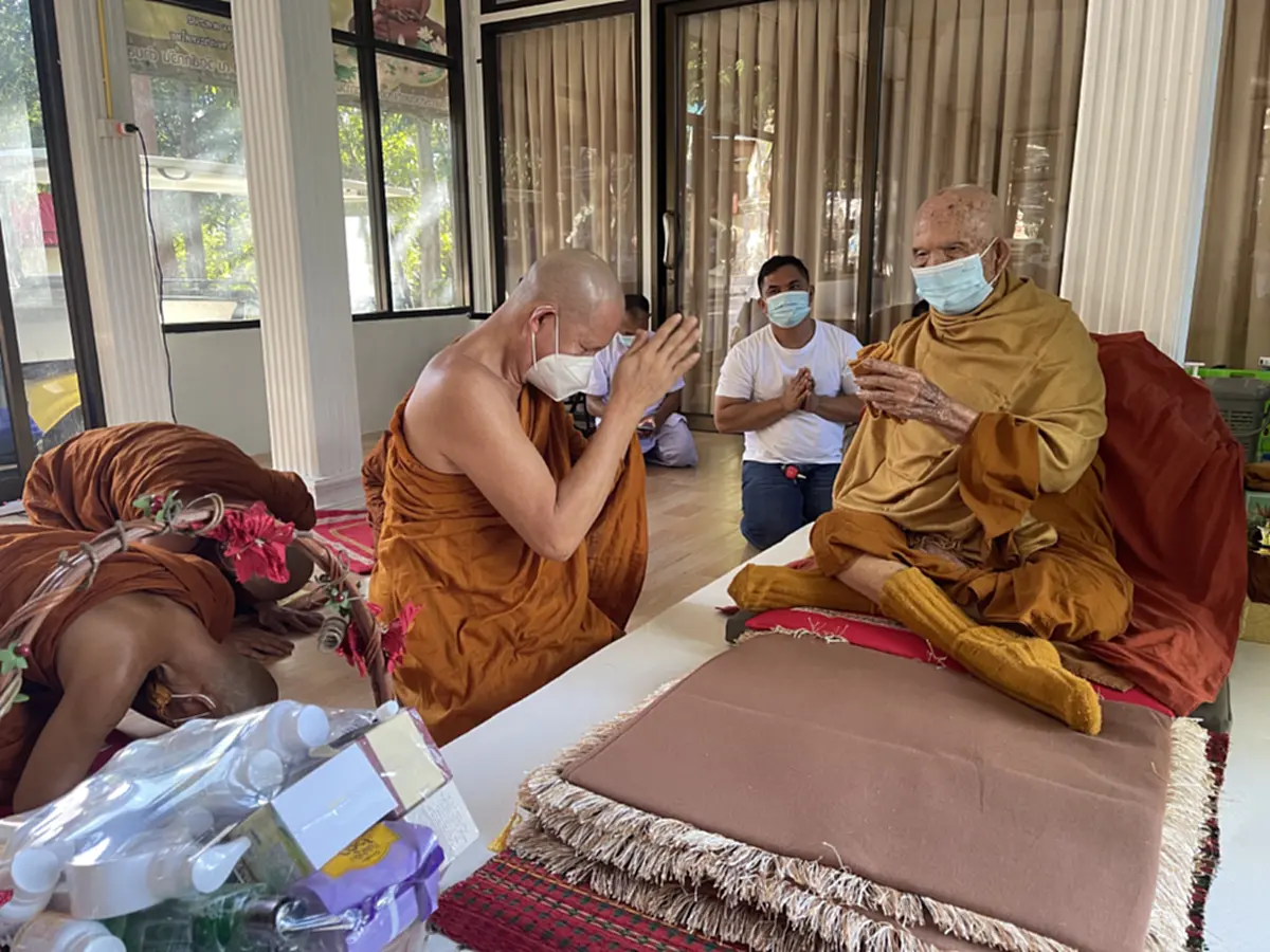 "พระเล็ก" ปรากฏตัวครั้งแรก  เข้ากราบ "หลวงปู่ไดโนเสาร์"  วัดสักกะวัน รปภ.เข้ม