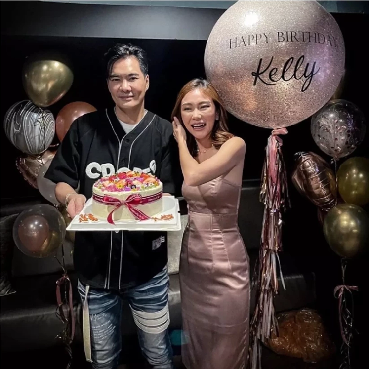 "เคลลี่ ธนะพัฒน์" เฉลยแล้วสาวข้างกายใช่แฟนใหม่หรือเปล่า