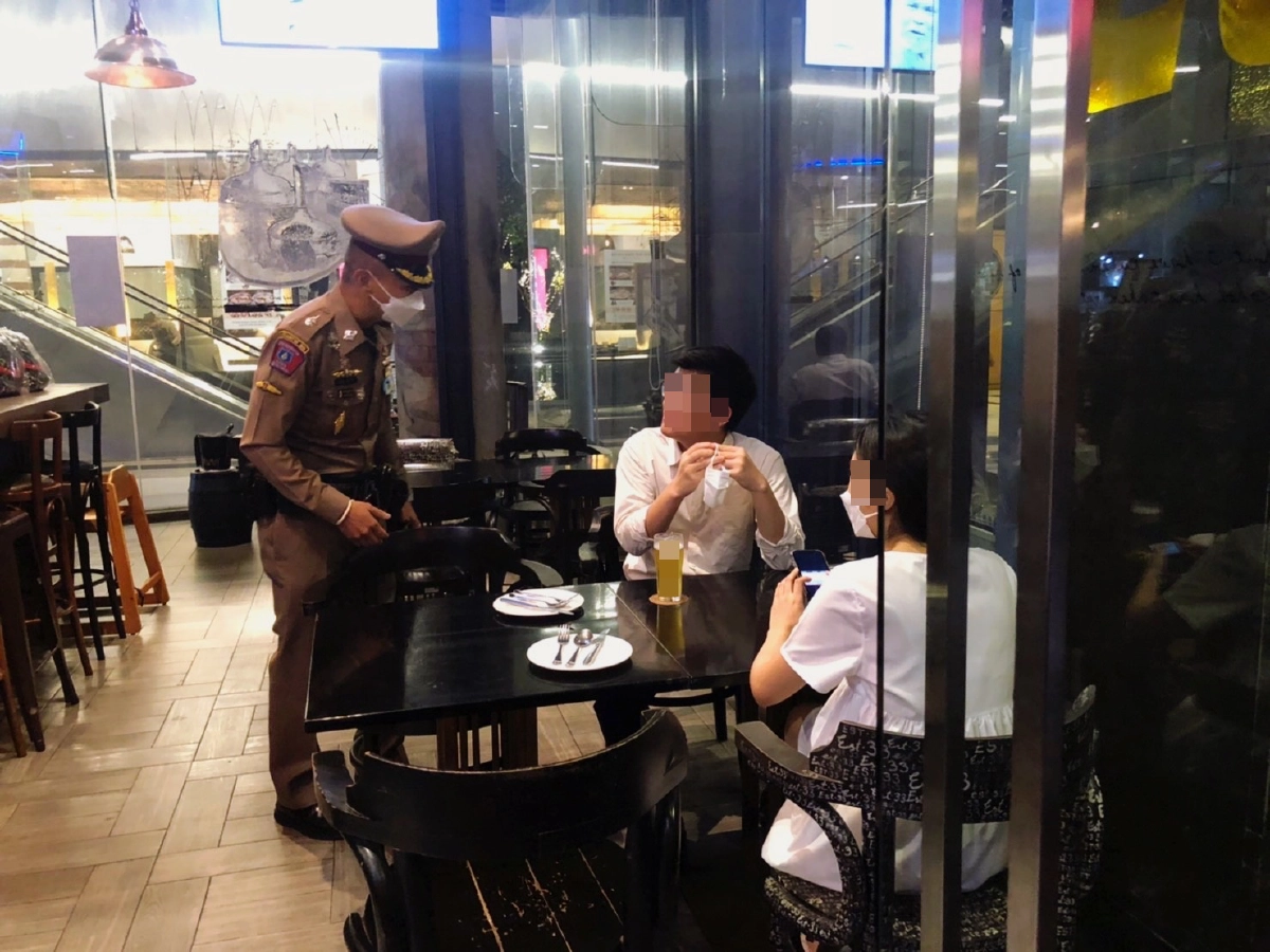 ตำรวจ191 คุมเข้มปลดล็อก "ร้านเหล้า" บุกตรวจร้านอาหาร ย่านลาดพร้าว-อาร์ซีเอ