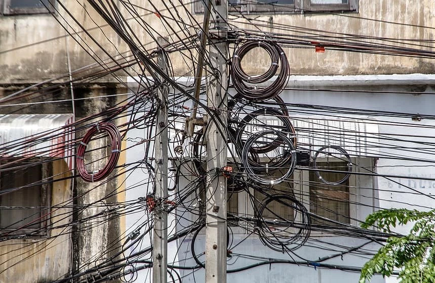 ตามรอย Russell Crowe ส.ว.ตั้งกระทู้ถามนายกฯ จี้แก้ปัญหาสายไฟพันกันทั่วกรุง