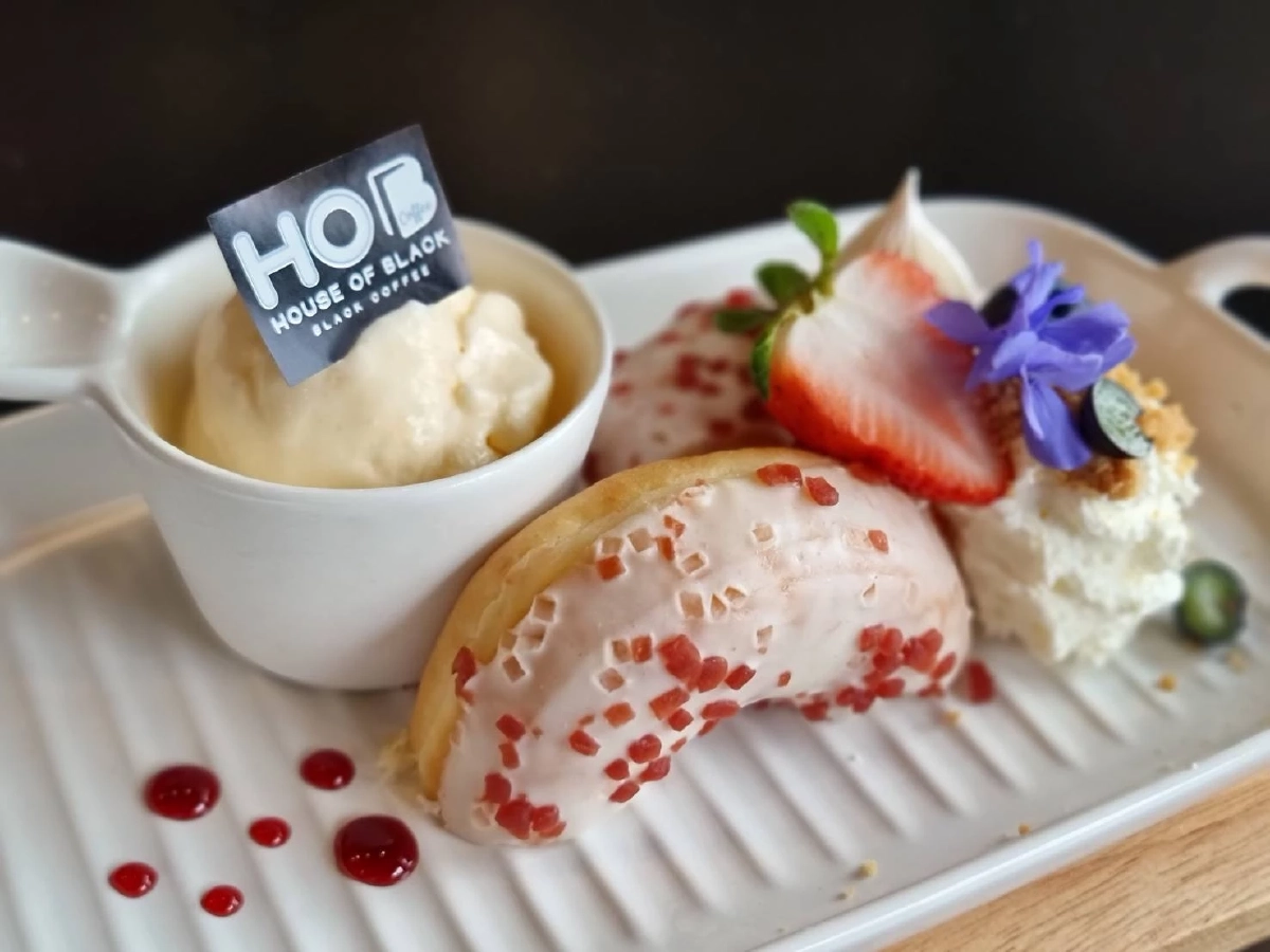 โดนัทไส้โยเกิร์ตแครนเบอร์รี่เสิร์ฟพร้อมไอศกรีมวินิลลาและผลไม้สด