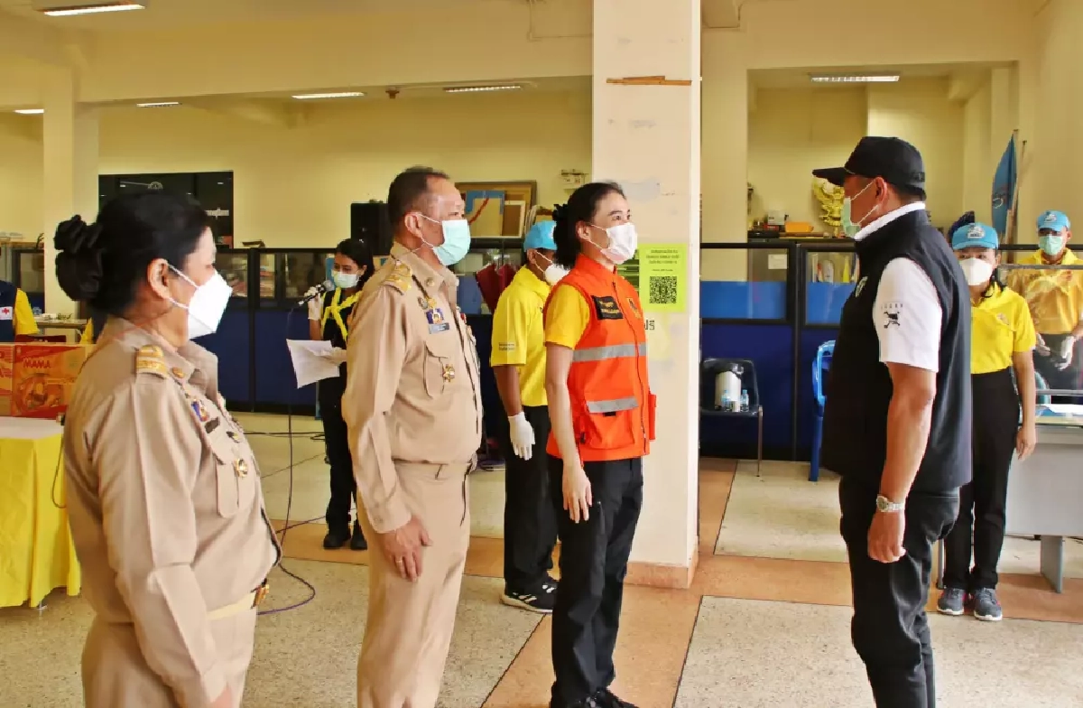 "อนุทิน" ควง "มทภ.4" ลงพื้นที่น้ำท่วมชุมพร เร่งช่วยเหลือประชาชนที่ประสบภัย