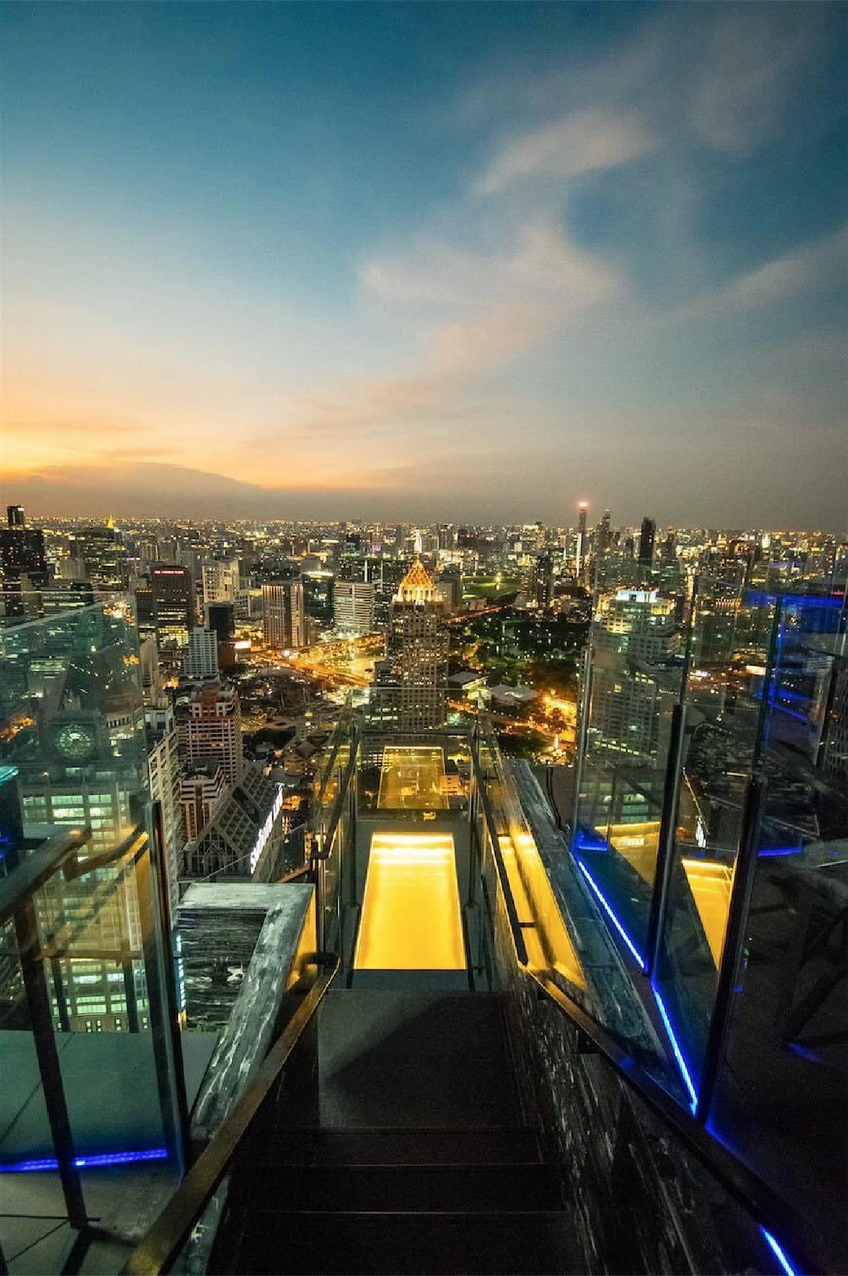 ดื่มด่ำบรรยากาศกับ "4 รูฟท็อปบาร์" ร้านอาหารชั้นดาดฟ้าหลังลอยกระทง