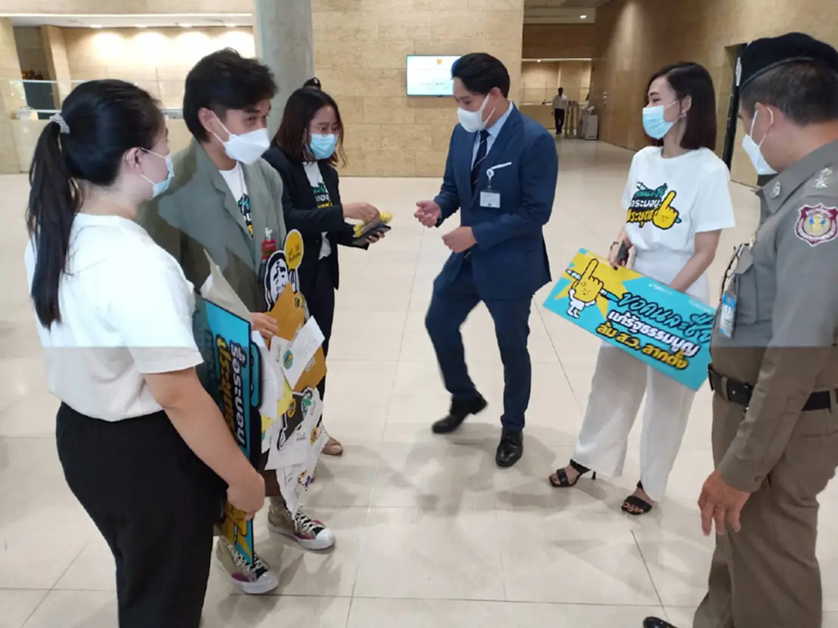 “ปิยบุตร-พริษฐ์” ผนึกกำลังดันร่างรธน.ฉบับมวลชน วอนสภาผ่านวาระแรก